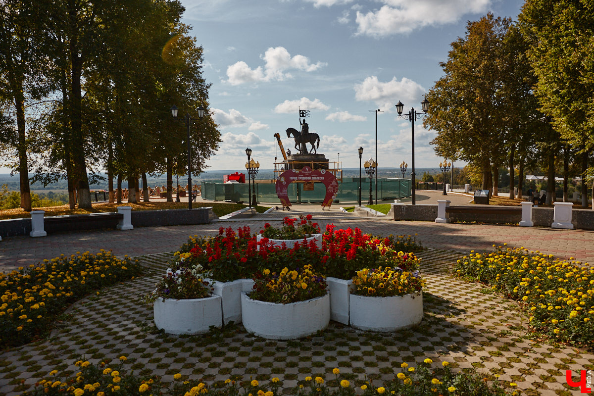 В то время как Золотые ворота начали освобождать от фасадной сетки, ряд других объектов в центре, наоборот, скрыли с глаз. Связано это с реставрационными работами на местах. Хотя на некоторых домах маскирующие баннеры продолжают висеть с незапамятных пор. «Ключ-Медиа» нашел строения, недавно спрятанные от взоров, а также те, что таятся под полотнами годами.