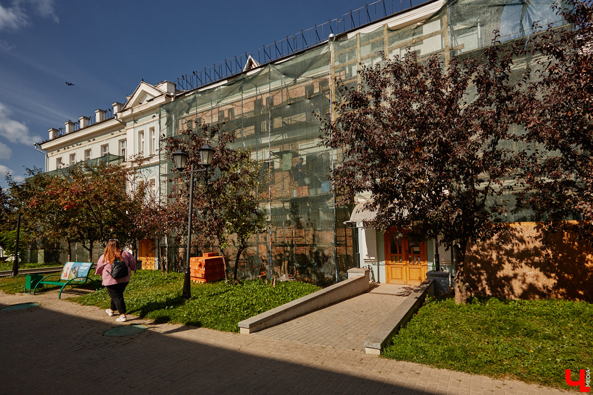 В то время как Золотые ворота начали освобождать от фасадной сетки, ряд других объектов в центре, наоборот, скрыли с глаз. Связано это с реставрационными работами на местах. Хотя на некоторых домах маскирующие баннеры продолжают висеть с незапамятных пор. «Ключ-Медиа» нашел строения, недавно спрятанные от взоров, а также те, что таятся под полотнами годами.