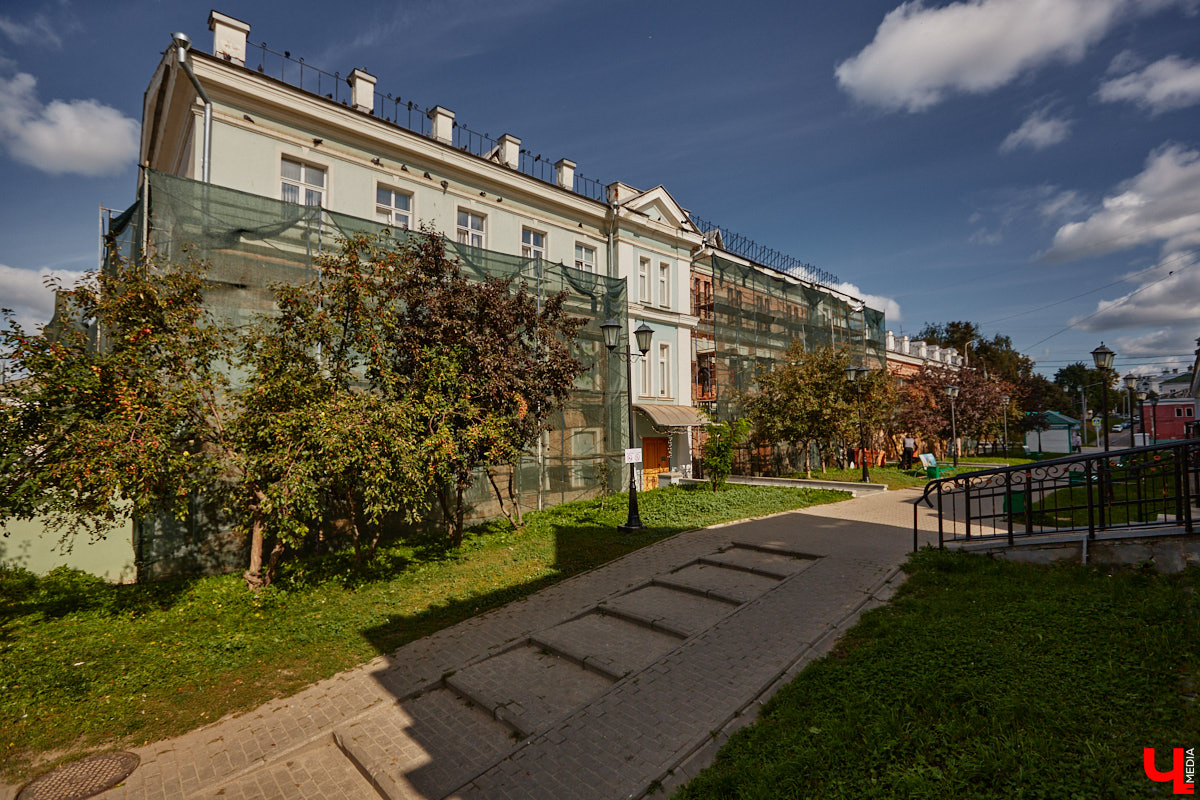 В то время как Золотые ворота начали освобождать от фасадной сетки, ряд других объектов в центре, наоборот, скрыли с глаз. Связано это с реставрационными работами на местах. Хотя на некоторых домах маскирующие баннеры продолжают висеть с незапамятных пор. «Ключ-Медиа» нашел строения, недавно спрятанные от взоров, а также те, что таятся под полотнами годами.