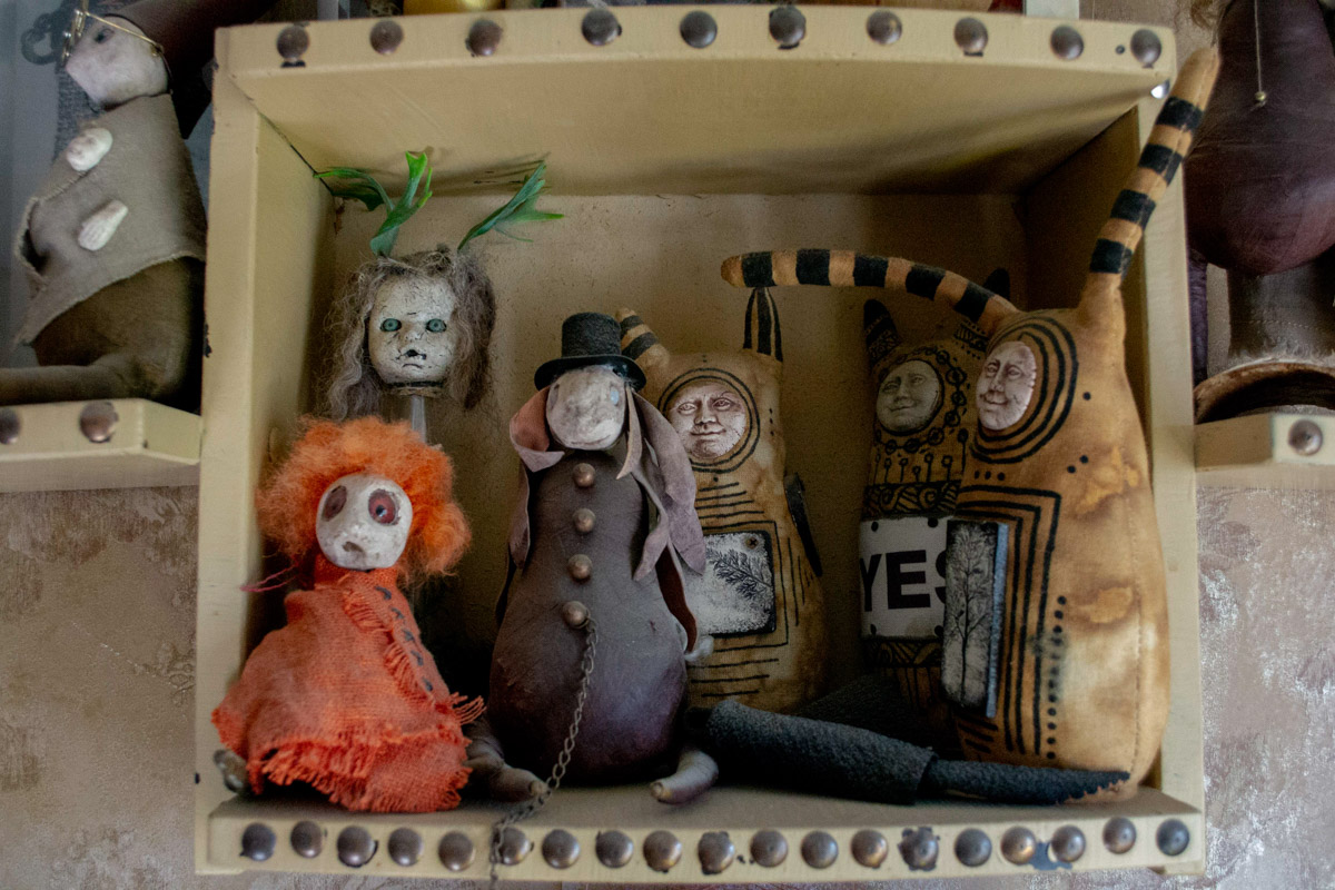 Мастерица Евгения Гурина создает своих Странников — уникальных кукол — вот уже 12 лет. Ни на что не похожие персонажи продолжают шокировать, удивлять, вызывать восторг, менять сознание. Для фестиваля ArtFlection в Москве автор разработала новую серию в желтом цвете, о которой рассказала «Ключ-Медиа».