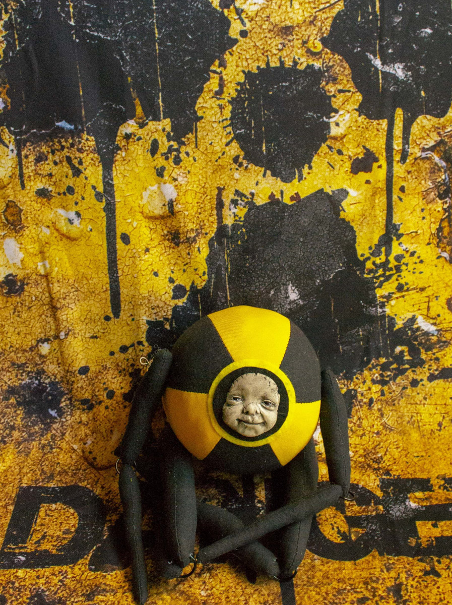 Мастерица Евгения Гурина создает своих Странников — уникальных кукол — вот уже 12 лет. Ни на что не похожие персонажи продолжают шокировать, удивлять, вызывать восторг, менять сознание. Для фестиваля ArtFlection в Москве автор разработала новую серию в желтом цвете, о которой рассказала «Ключ-Медиа».