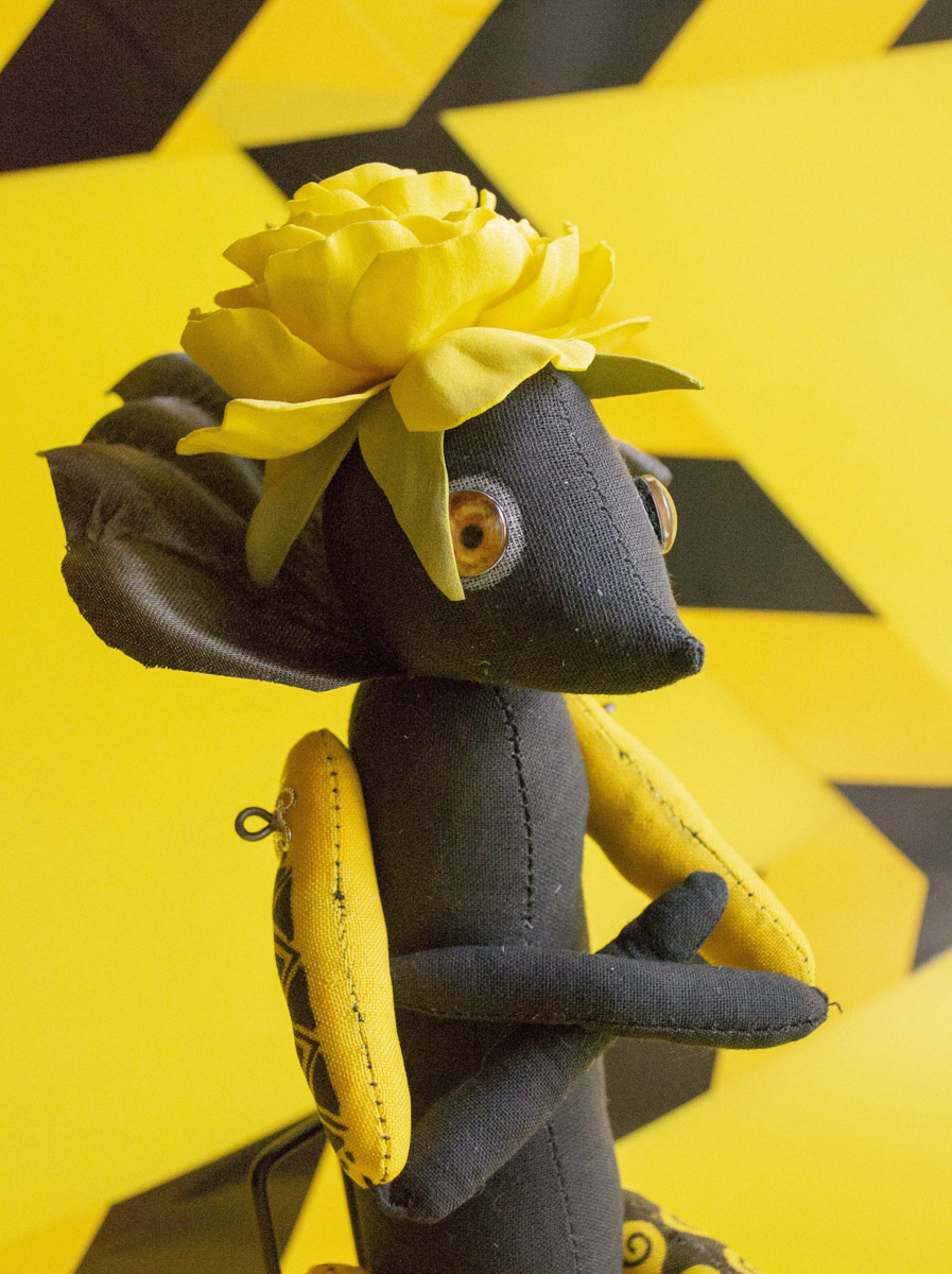 Мастерица Евгения Гурина создает своих Странников — уникальных кукол — вот уже 12 лет. Ни на что не похожие персонажи продолжают шокировать, удивлять, вызывать восторг, менять сознание. Для фестиваля ArtFlection в Москве автор разработала новую серию в желтом цвете, о которой рассказала «Ключ-Медиа».