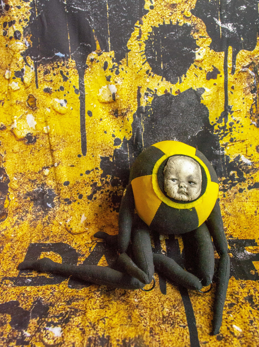 Мастерица Евгения Гурина создает своих Странников — уникальных кукол — вот уже 12 лет. Ни на что не похожие персонажи продолжают шокировать, удивлять, вызывать восторг, менять сознание. Для фестиваля ArtFlection в Москве автор разработала новую серию в желтом цвете, о которой рассказала «Ключ-Медиа».