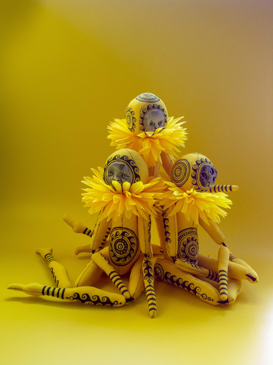 Мастерица Евгения Гурина создает своих Странников — уникальных кукол — вот уже 12 лет. Ни на что не похожие персонажи продолжают шокировать, удивлять, вызывать восторг, менять сознание. Для фестиваля ArtFlection в Москве автор разработала новую серию в желтом цвете, о которой рассказала «Ключ-Медиа».