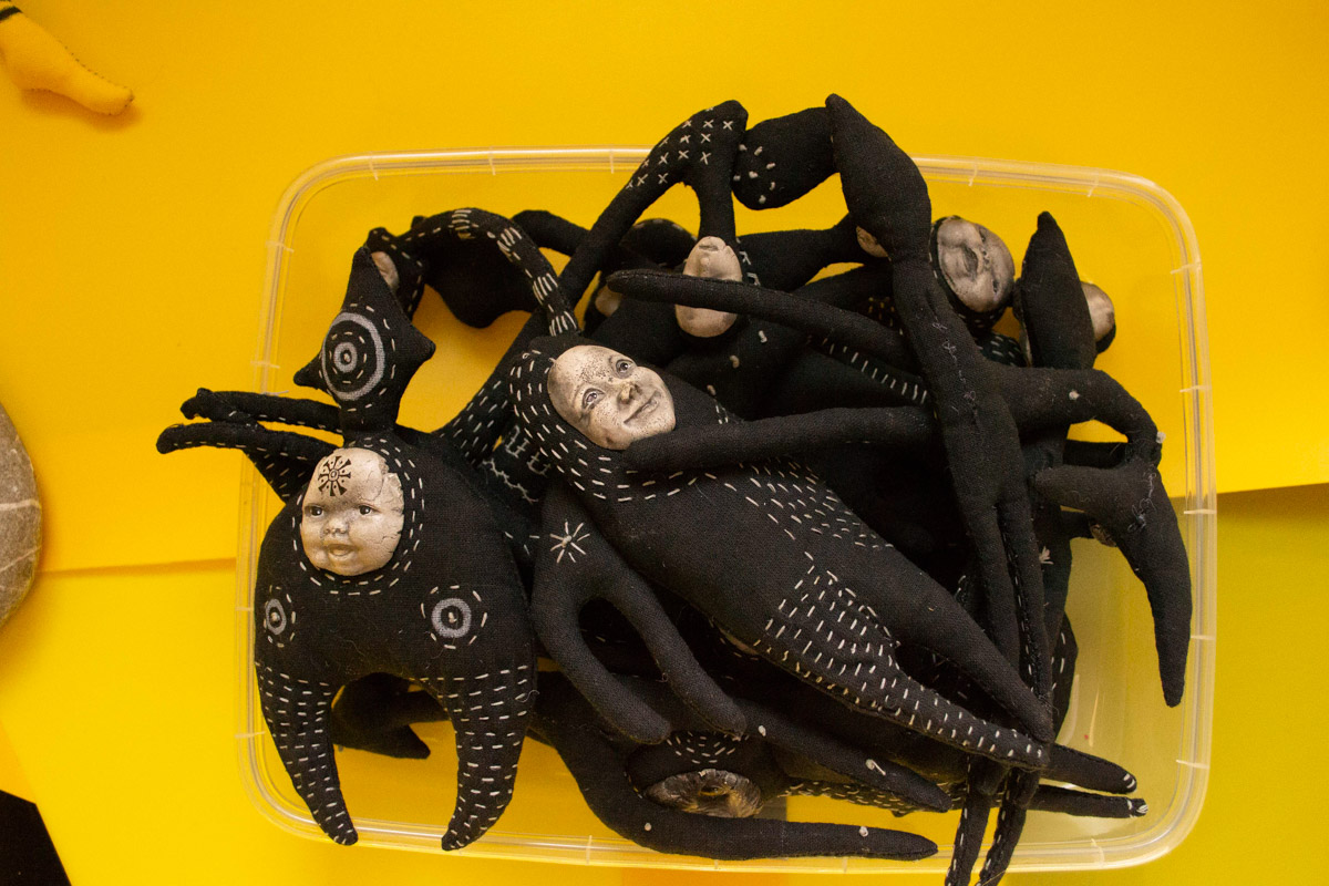 Мастерица Евгения Гурина создает своих Странников — уникальных кукол — вот уже 12 лет. Ни на что не похожие персонажи продолжают шокировать, удивлять, вызывать восторг, менять сознание. Для фестиваля ArtFlection в Москве автор разработала новую серию в желтом цвете, о которой рассказала «Ключ-Медиа».