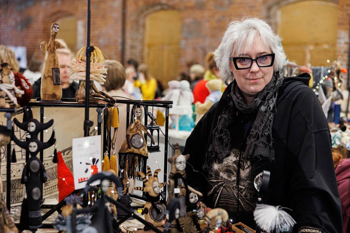 Мастерица Евгения Гурина создает своих Странников — уникальных кукол — вот уже 12 лет. Ни на что не похожие персонажи продолжают шокировать, удивлять, вызывать восторг, менять сознание. Для фестиваля ArtFlection в Москве автор разработала новую серию в желтом цвете, о которой рассказала «Ключ-Медиа».