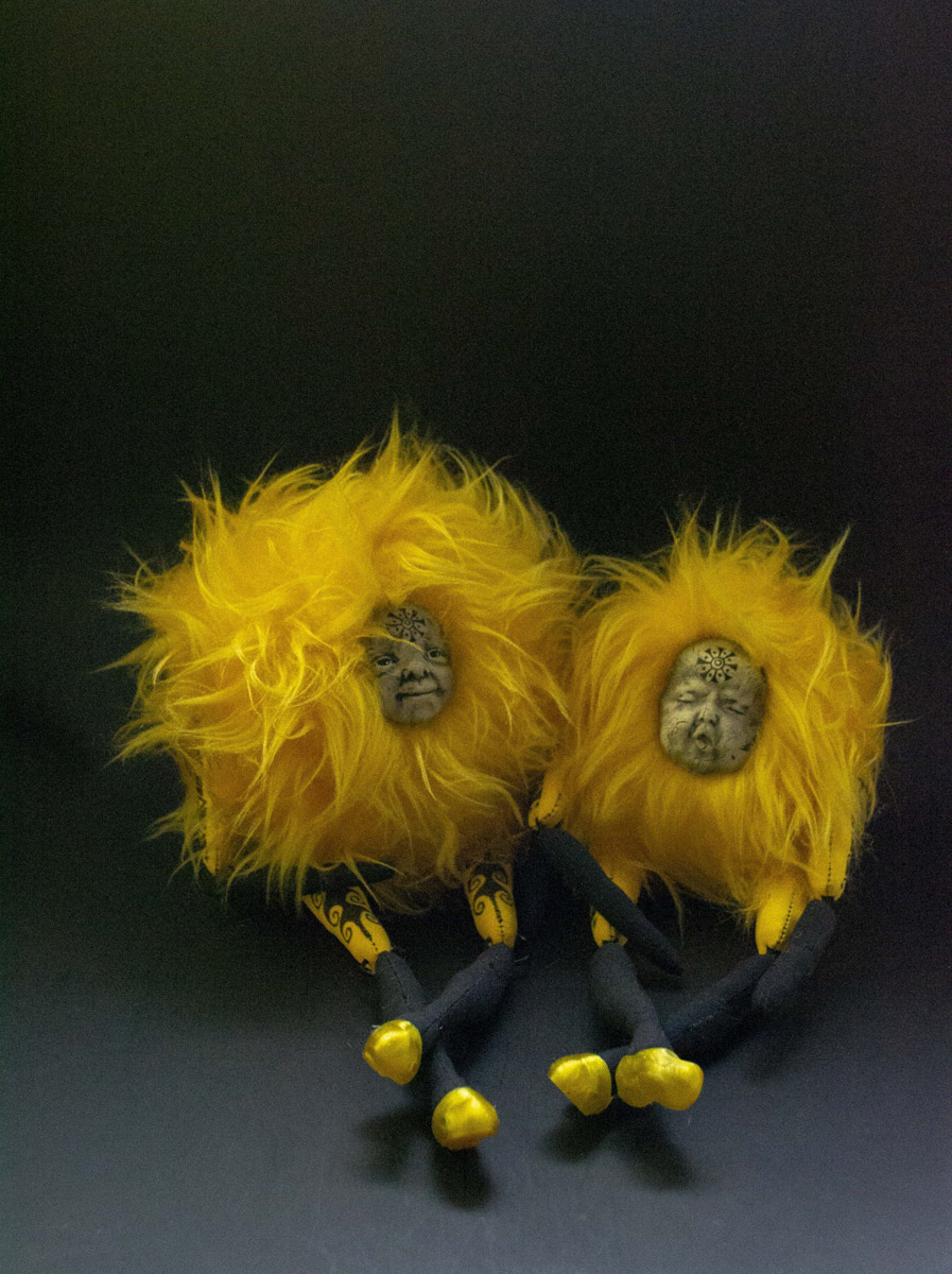 Мастерица Евгения Гурина создает своих Странников — уникальных кукол — вот уже 12 лет. Ни на что не похожие персонажи продолжают шокировать, удивлять, вызывать восторг, менять сознание. Для фестиваля ArtFlection в Москве автор разработала новую серию в желтом цвете, о которой рассказала «Ключ-Медиа».