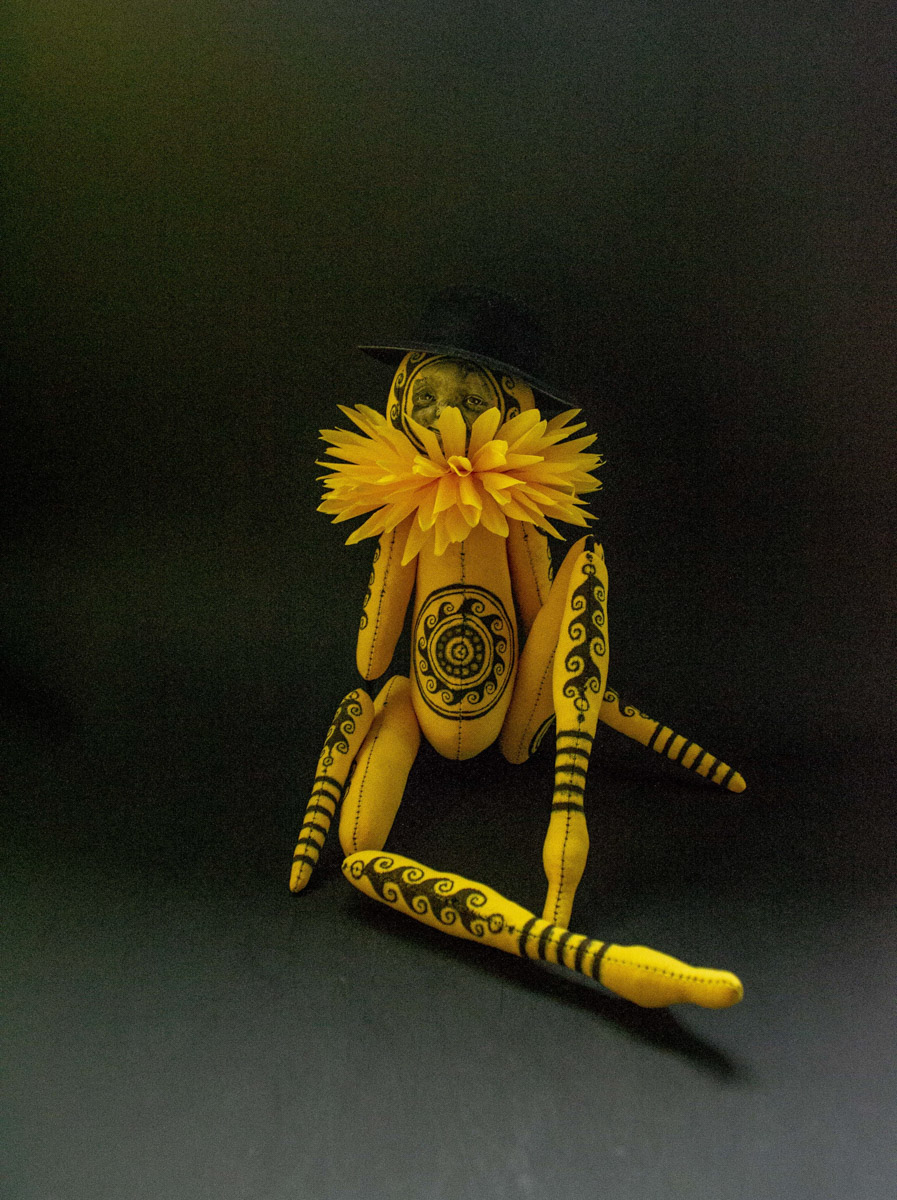 Мастерица Евгения Гурина создает своих Странников — уникальных кукол — вот уже 12 лет. Ни на что не похожие персонажи продолжают шокировать, удивлять, вызывать восторг, менять сознание. Для фестиваля ArtFlection в Москве автор разработала новую серию в желтом цвете, о которой рассказала «Ключ-Медиа».