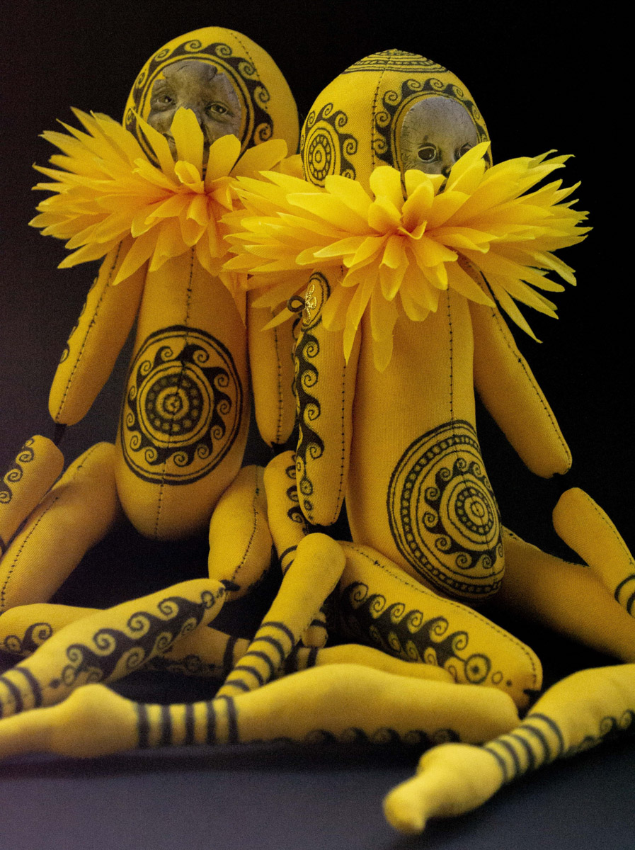 Мастерица Евгения Гурина создает своих Странников — уникальных кукол — вот уже 12 лет. Ни на что не похожие персонажи продолжают шокировать, удивлять, вызывать восторг, менять сознание. Для фестиваля ArtFlection в Москве автор разработала новую серию в желтом цвете, о которой рассказала «Ключ-Медиа».