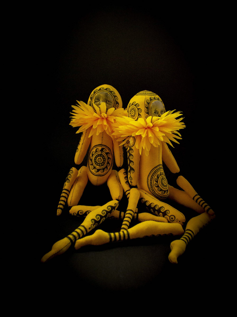 Мастерица Евгения Гурина создает своих Странников — уникальных кукол — вот уже 12 лет. Ни на что не похожие персонажи продолжают шокировать, удивлять, вызывать восторг, менять сознание. Для фестиваля ArtFlection в Москве автор разработала новую серию в желтом цвете, о которой рассказала «Ключ-Медиа».