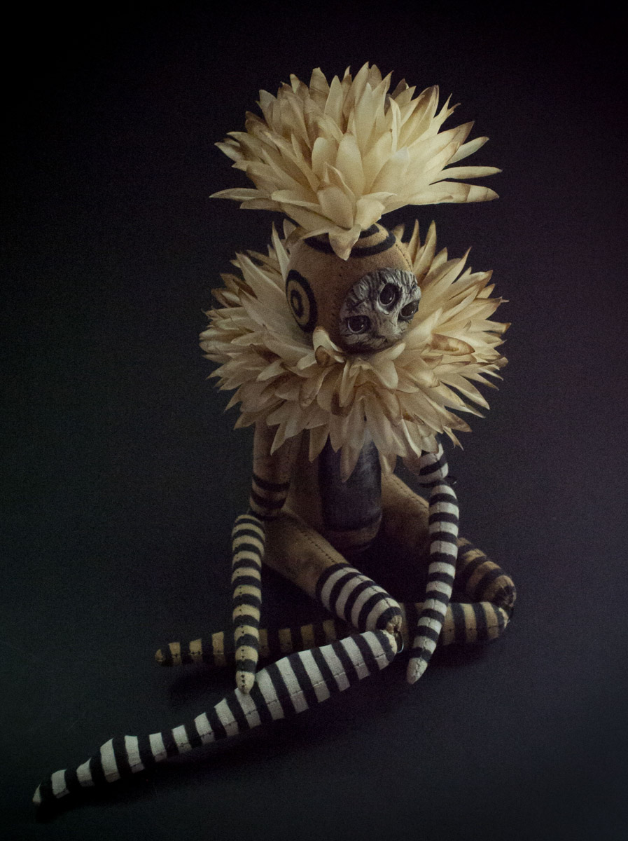 Мастерица Евгения Гурина создает своих Странников — уникальных кукол — вот уже 12 лет. Ни на что не похожие персонажи продолжают шокировать, удивлять, вызывать восторг, менять сознание. Для фестиваля ArtFlection в Москве автор разработала новую серию в желтом цвете, о которой рассказала «Ключ-Медиа».