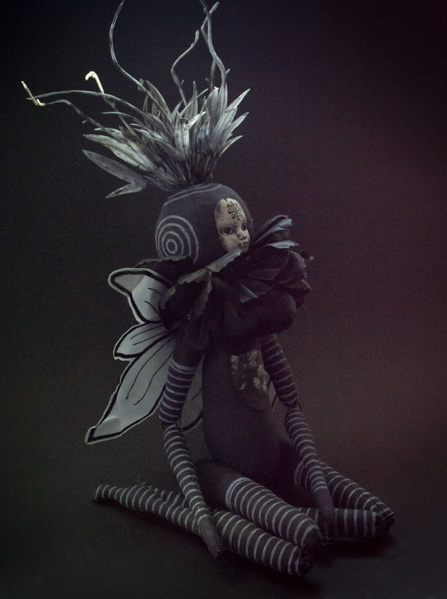 Мастерица Евгения Гурина создает своих Странников — уникальных кукол — вот уже 12 лет. Ни на что не похожие персонажи продолжают шокировать, удивлять, вызывать восторг, менять сознание. Для фестиваля ArtFlection в Москве автор разработала новую серию в желтом цвете, о которой рассказала «Ключ-Медиа».