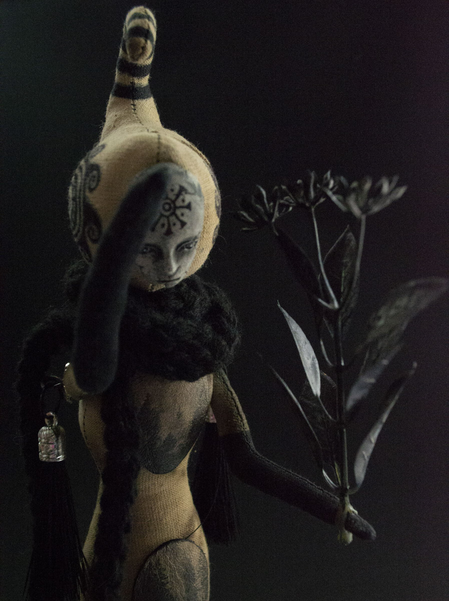 Мастерица Евгения Гурина создает своих Странников — уникальных кукол — вот уже 12 лет. Ни на что не похожие персонажи продолжают шокировать, удивлять, вызывать восторг, менять сознание. Для фестиваля ArtFlection в Москве автор разработала новую серию в желтом цвете, о которой рассказала «Ключ-Медиа».