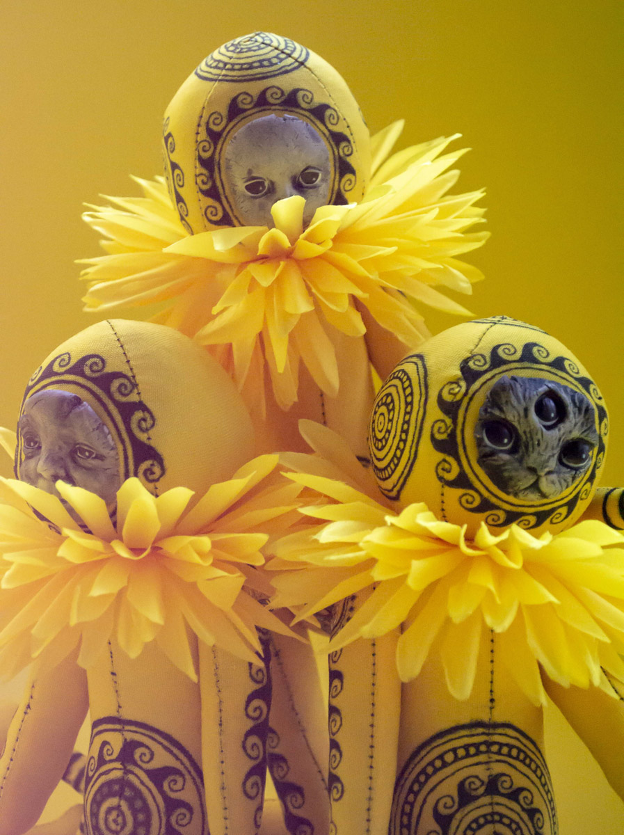 Мастерица Евгения Гурина создает своих Странников — уникальных кукол — вот уже 12 лет. Ни на что не похожие персонажи продолжают шокировать, удивлять, вызывать восторг, менять сознание. Для фестиваля ArtFlection в Москве автор разработала новую серию в желтом цвете, о которой рассказала «Ключ-Медиа».