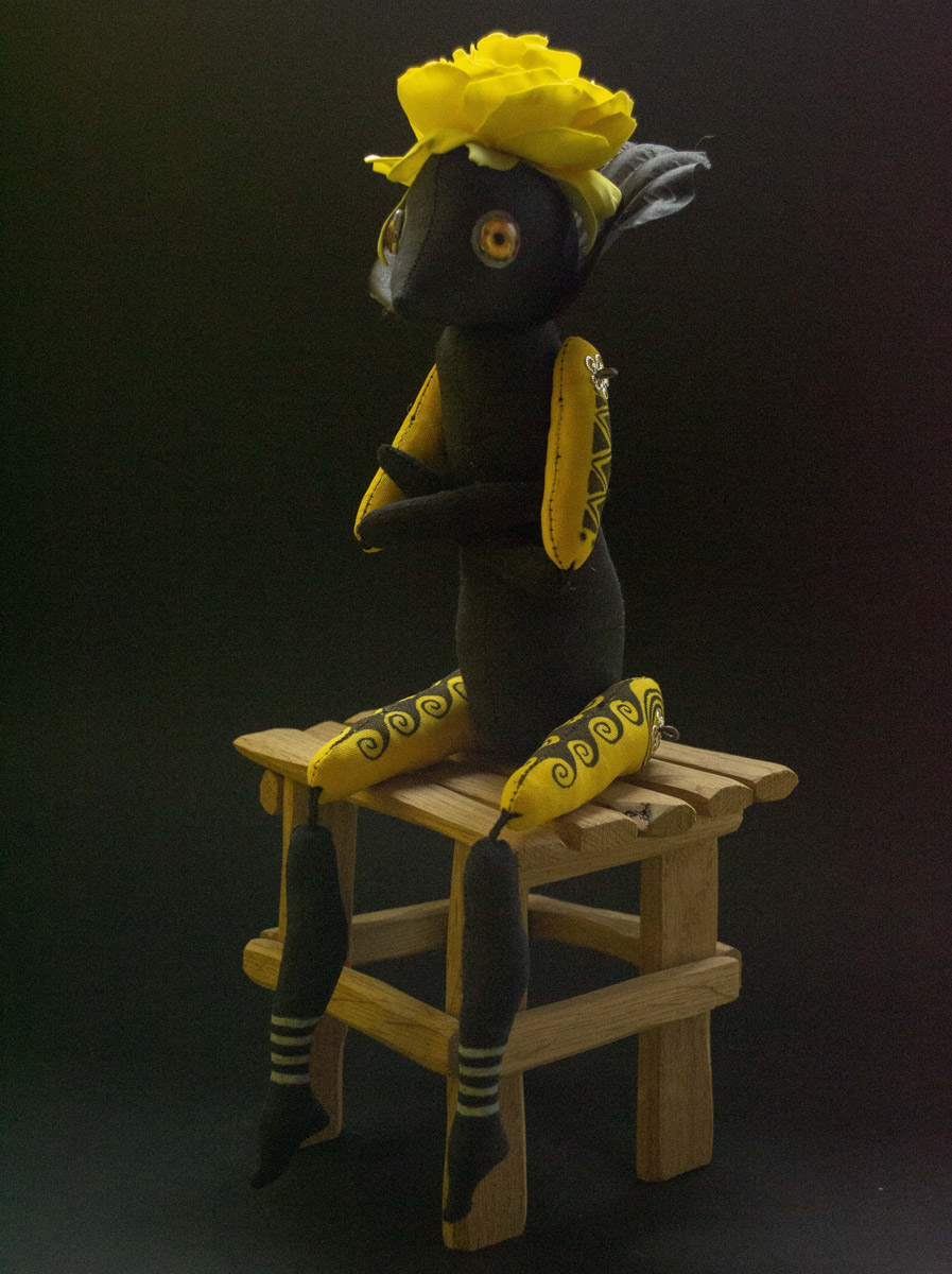 Мастерица Евгения Гурина создает своих Странников — уникальных кукол — вот уже 12 лет. Ни на что не похожие персонажи продолжают шокировать, удивлять, вызывать восторг, менять сознание. Для фестиваля ArtFlection в Москве автор разработала новую серию в желтом цвете, о которой рассказала «Ключ-Медиа».