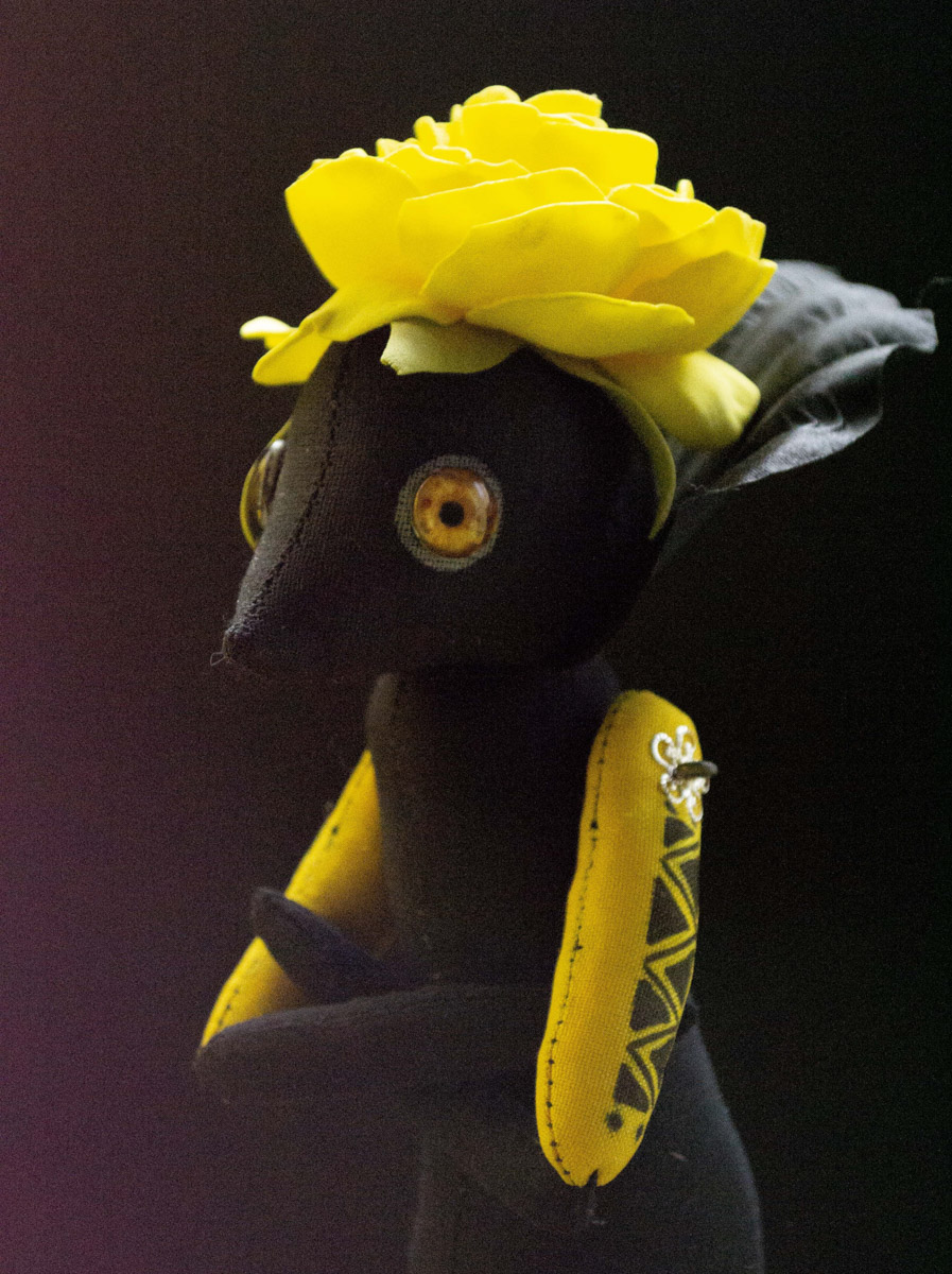 Мастерица Евгения Гурина создает своих Странников — уникальных кукол — вот уже 12 лет. Ни на что не похожие персонажи продолжают шокировать, удивлять, вызывать восторг, менять сознание. Для фестиваля ArtFlection в Москве автор разработала новую серию в желтом цвете, о которой рассказала «Ключ-Медиа».