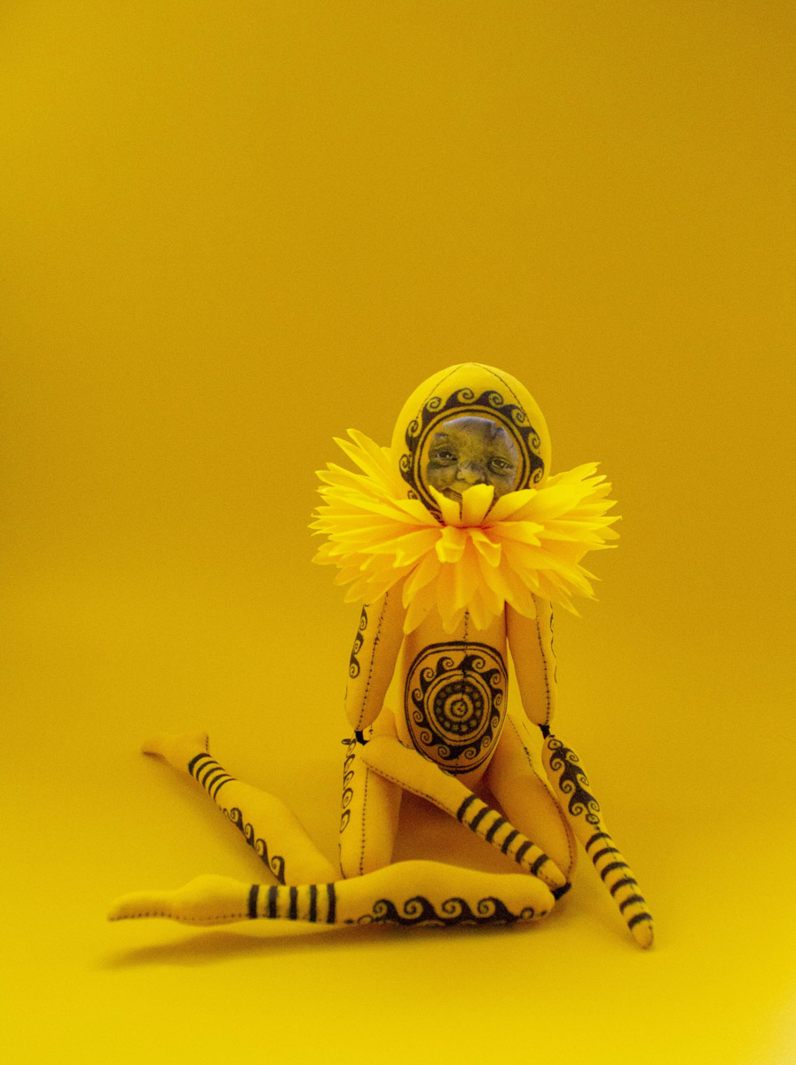 Мастерица Евгения Гурина создает своих Странников — уникальных кукол — вот уже 12 лет. Ни на что не похожие персонажи продолжают шокировать, удивлять, вызывать восторг, менять сознание. Для фестиваля ArtFlection в Москве автор разработала новую серию в желтом цвете, о которой рассказала «Ключ-Медиа».