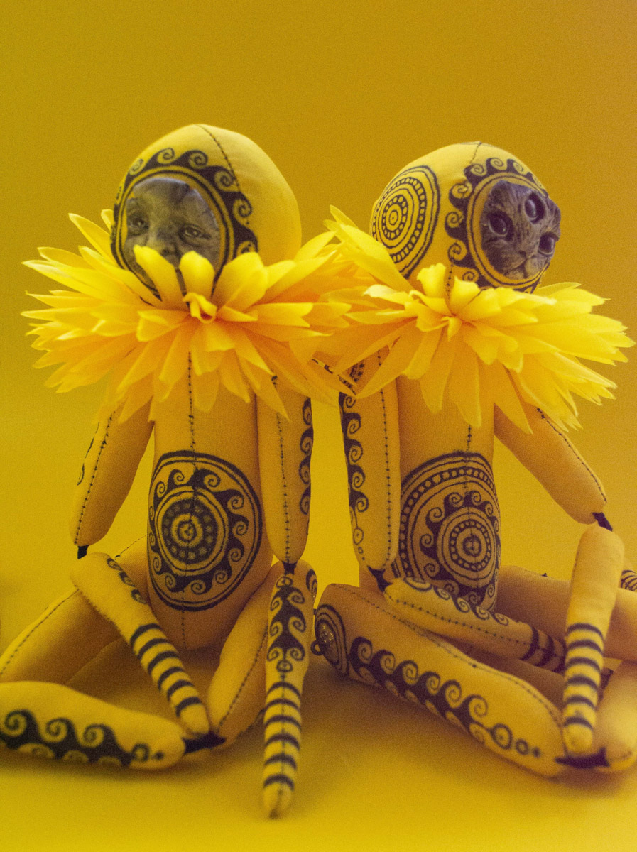 Мастерица Евгения Гурина создает своих Странников — уникальных кукол — вот уже 12 лет. Ни на что не похожие персонажи продолжают шокировать, удивлять, вызывать восторг, менять сознание. Для фестиваля ArtFlection в Москве автор разработала новую серию в желтом цвете, о которой рассказала «Ключ-Медиа».