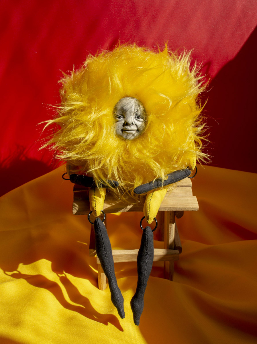 Мастерица Евгения Гурина создает своих Странников — уникальных кукол — вот уже 12 лет. Ни на что не похожие персонажи продолжают шокировать, удивлять, вызывать восторг, менять сознание. Для фестиваля ArtFlection в Москве автор разработала новую серию в желтом цвете, о которой рассказала «Ключ-Медиа».