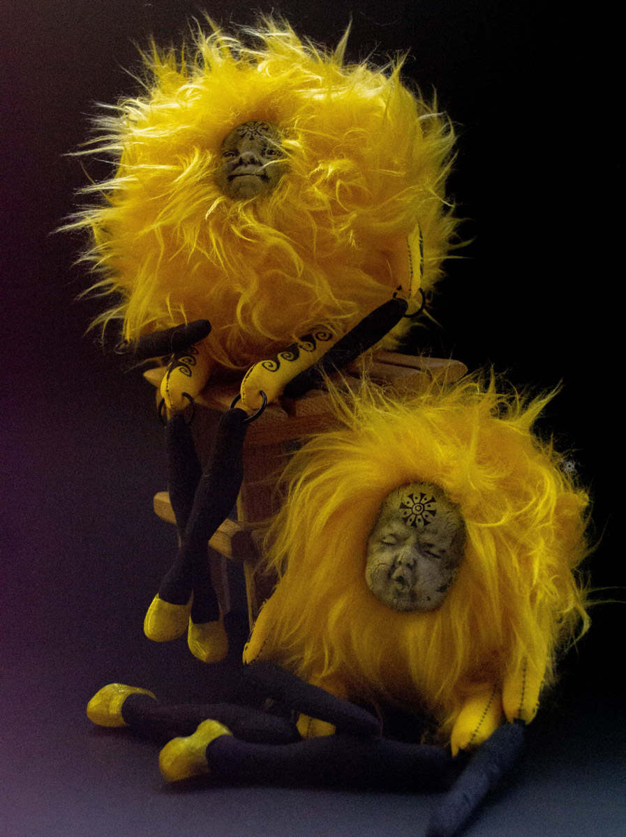 Мастерица Евгения Гурина создает своих Странников — уникальных кукол — вот уже 12 лет. Ни на что не похожие персонажи продолжают шокировать, удивлять, вызывать восторг, менять сознание. Для фестиваля ArtFlection в Москве автор разработала новую серию в желтом цвете, о которой рассказала «Ключ-Медиа».