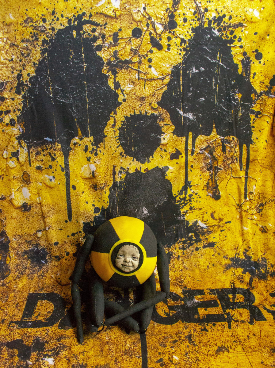 Мастерица Евгения Гурина создает своих Странников — уникальных кукол — вот уже 12 лет. Ни на что не похожие персонажи продолжают шокировать, удивлять, вызывать восторг, менять сознание. Для фестиваля ArtFlection в Москве автор разработала новую серию в желтом цвете, о которой рассказала «Ключ-Медиа».