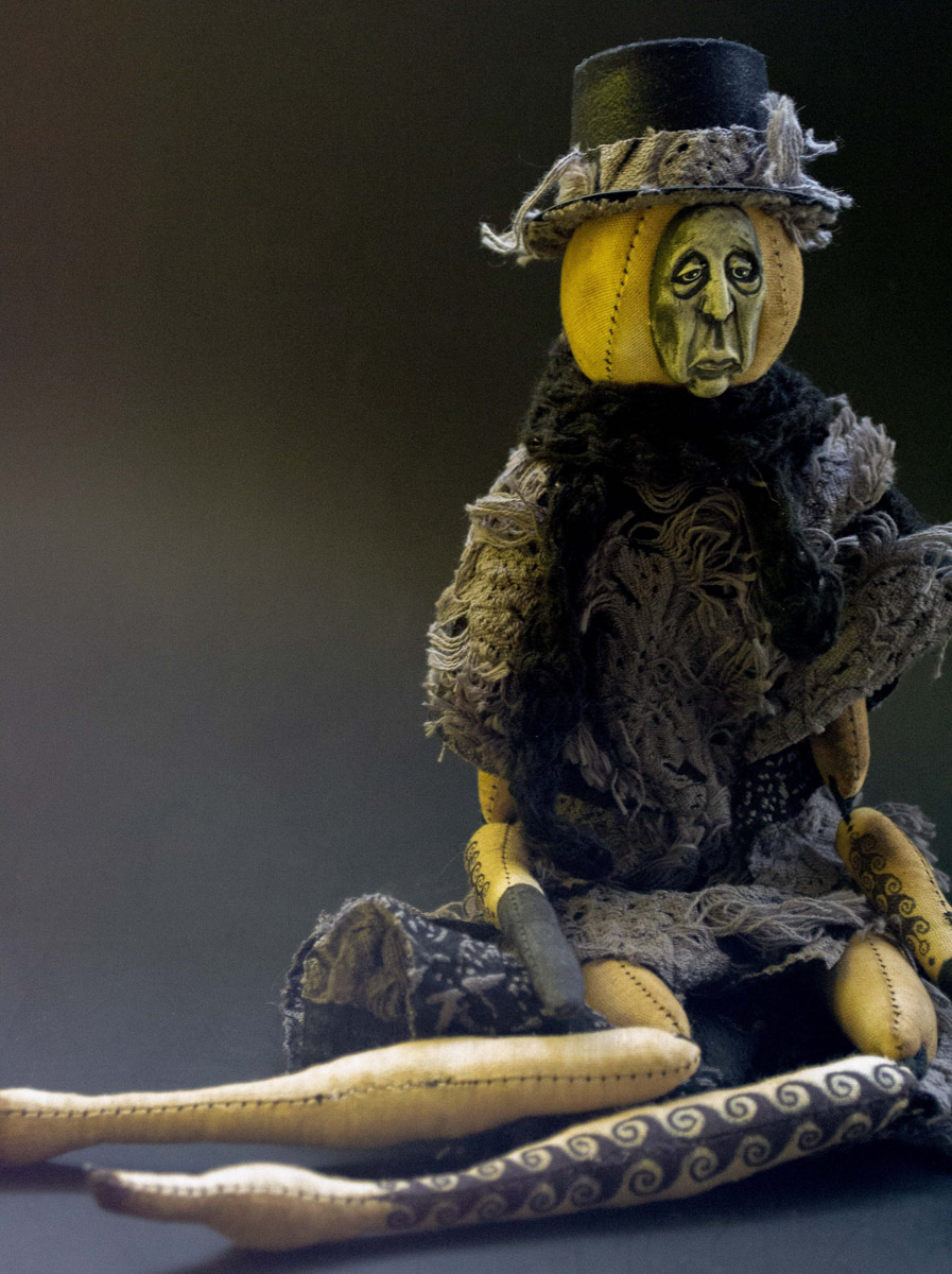 Мастерица Евгения Гурина создает своих Странников — уникальных кукол — вот уже 12 лет. Ни на что не похожие персонажи продолжают шокировать, удивлять, вызывать восторг, менять сознание. Для фестиваля ArtFlection в Москве автор разработала новую серию в желтом цвете, о которой рассказала «Ключ-Медиа».