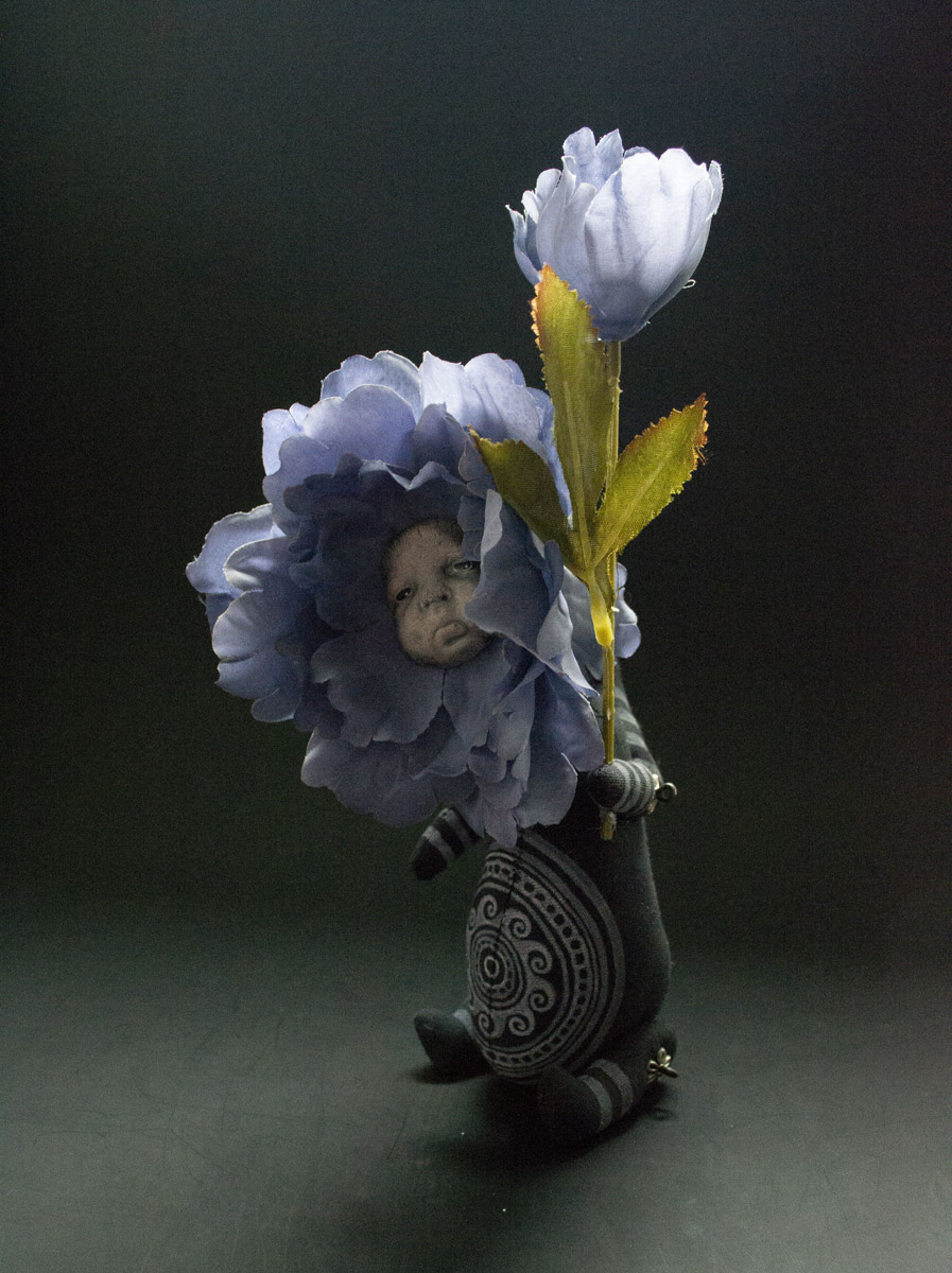 Мастерица Евгения Гурина создает своих Странников — уникальных кукол — вот уже 12 лет. Ни на что не похожие персонажи продолжают шокировать, удивлять, вызывать восторг, менять сознание. Для фестиваля ArtFlection в Москве автор разработала новую серию в желтом цвете, о которой рассказала «Ключ-Медиа».