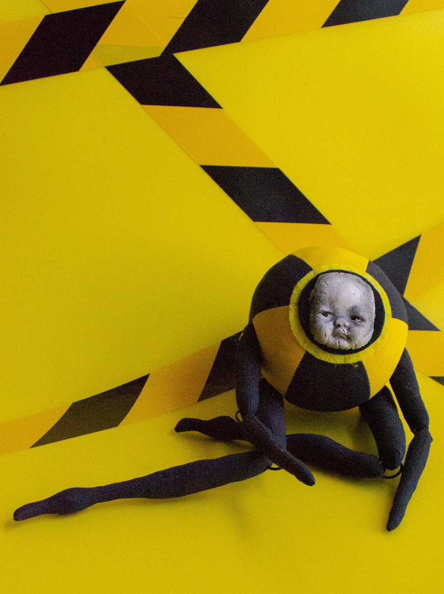 Мастерица Евгения Гурина создает своих Странников — уникальных кукол — вот уже 12 лет. Ни на что не похожие персонажи продолжают шокировать, удивлять, вызывать восторг, менять сознание. Для фестиваля ArtFlection в Москве автор разработала новую серию в желтом цвете, о которой рассказала «Ключ-Медиа».