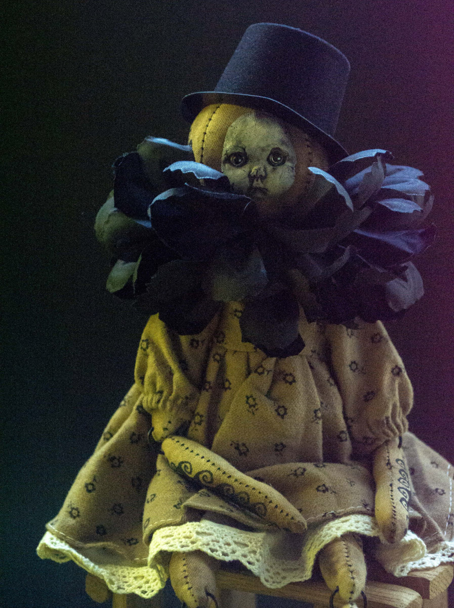 Мастерица Евгения Гурина создает своих Странников — уникальных кукол — вот уже 12 лет. Ни на что не похожие персонажи продолжают шокировать, удивлять, вызывать восторг, менять сознание. Для фестиваля ArtFlection в Москве автор разработала новую серию в желтом цвете, о которой рассказала «Ключ-Медиа».