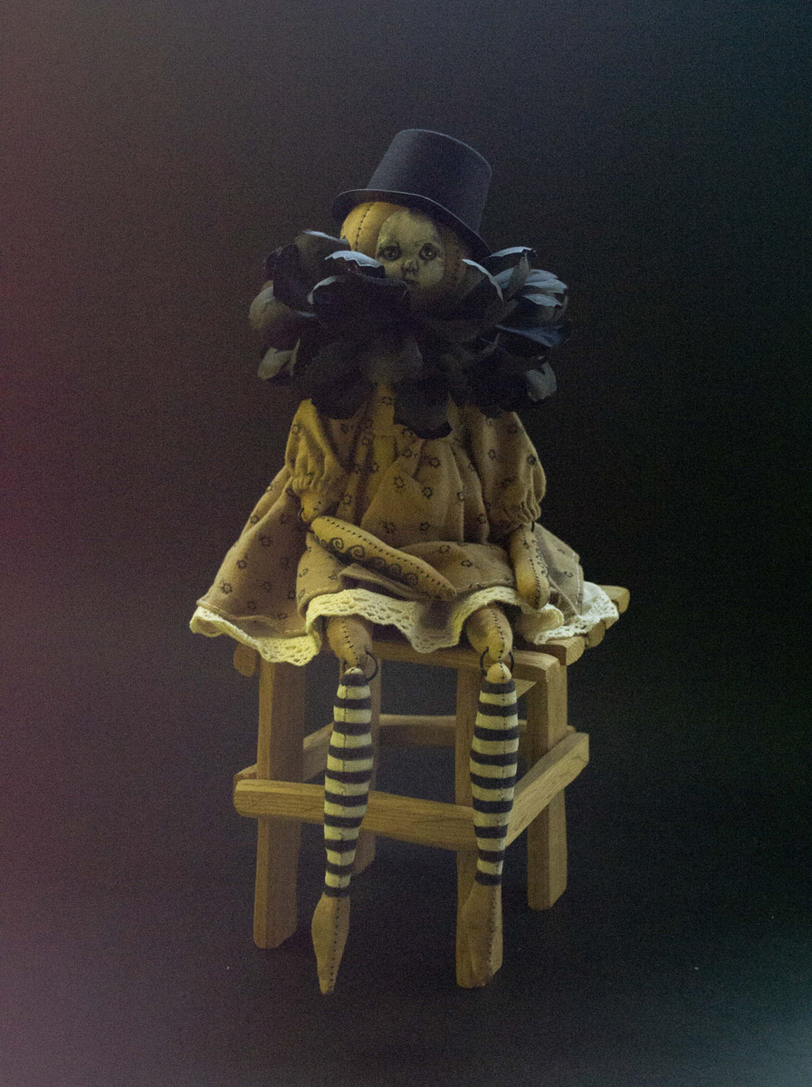 Мастерица Евгения Гурина создает своих Странников — уникальных кукол — вот уже 12 лет. Ни на что не похожие персонажи продолжают шокировать, удивлять, вызывать восторг, менять сознание. Для фестиваля ArtFlection в Москве автор разработала новую серию в желтом цвете, о которой рассказала «Ключ-Медиа».