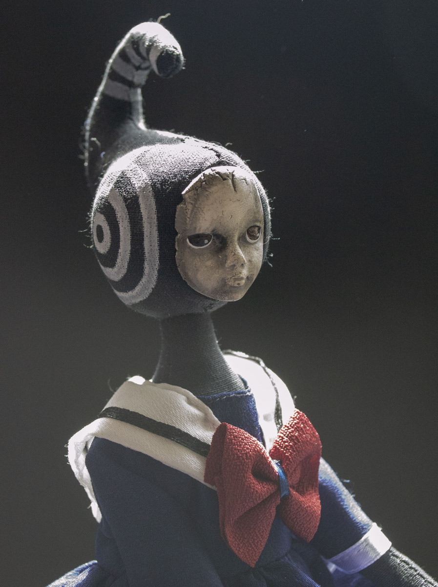 Мастерица Евгения Гурина создает своих Странников — уникальных кукол — вот уже 12 лет. Ни на что не похожие персонажи продолжают шокировать, удивлять, вызывать восторг, менять сознание. Для фестиваля ArtFlection в Москве автор разработала новую серию в желтом цвете, о которой рассказала «Ключ-Медиа».