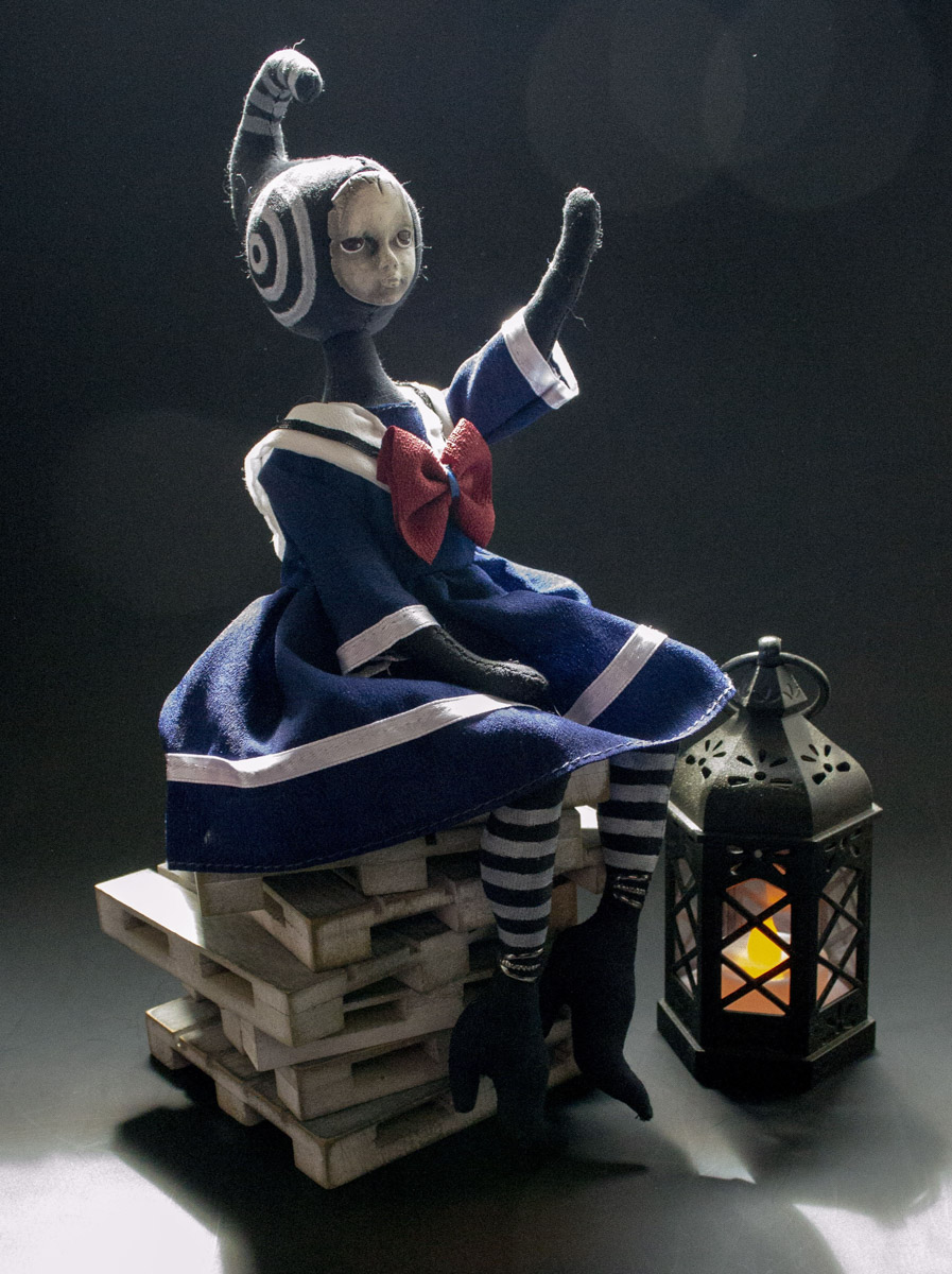 Мастерица Евгения Гурина создает своих Странников — уникальных кукол — вот уже 12 лет. Ни на что не похожие персонажи продолжают шокировать, удивлять, вызывать восторг, менять сознание. Для фестиваля ArtFlection в Москве автор разработала новую серию в желтом цвете, о которой рассказала «Ключ-Медиа».