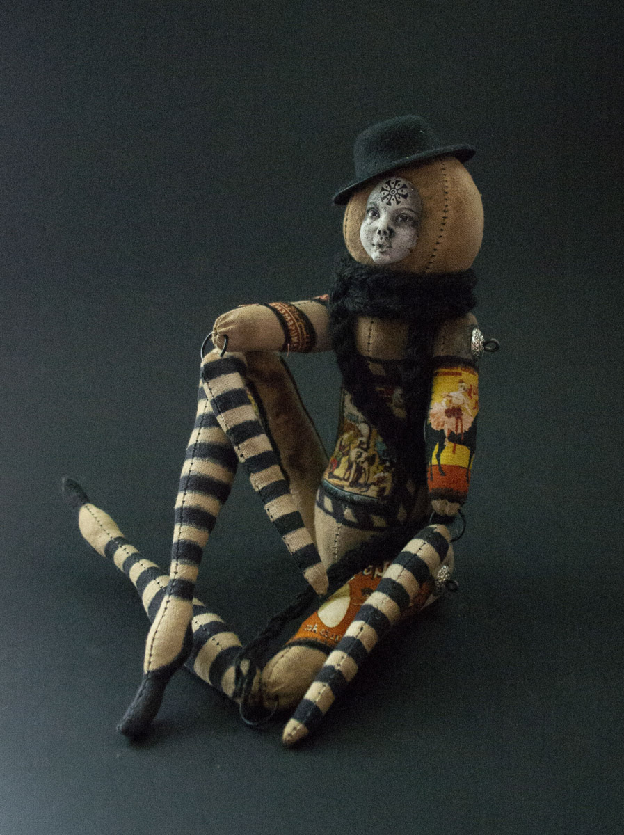 Мастерица Евгения Гурина создает своих Странников — уникальных кукол — вот уже 12 лет. Ни на что не похожие персонажи продолжают шокировать, удивлять, вызывать восторг, менять сознание. Для фестиваля ArtFlection в Москве автор разработала новую серию в желтом цвете, о которой рассказала «Ключ-Медиа».