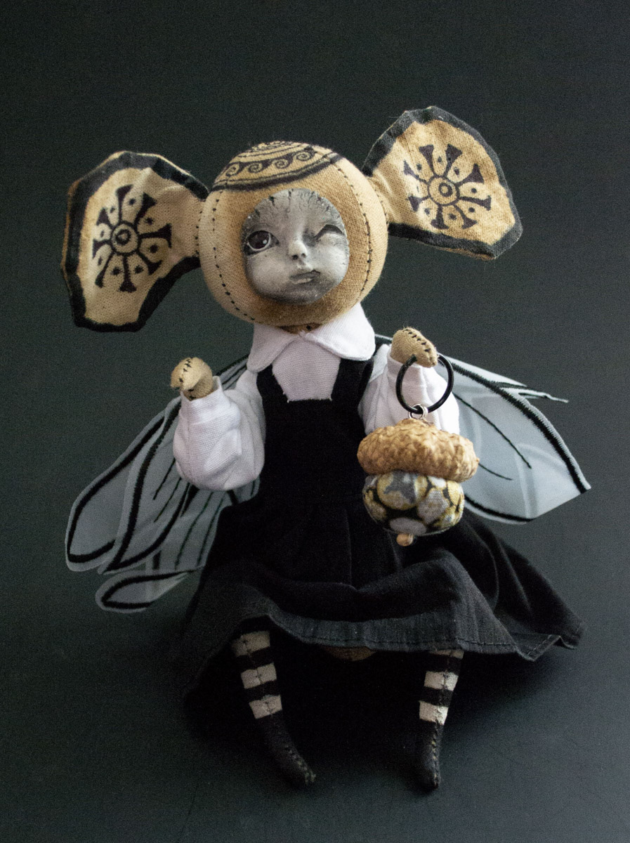 Мастерица Евгения Гурина создает своих Странников — уникальных кукол — вот уже 12 лет. Ни на что не похожие персонажи продолжают шокировать, удивлять, вызывать восторг, менять сознание. Для фестиваля ArtFlection в Москве автор разработала новую серию в желтом цвете, о которой рассказала «Ключ-Медиа».