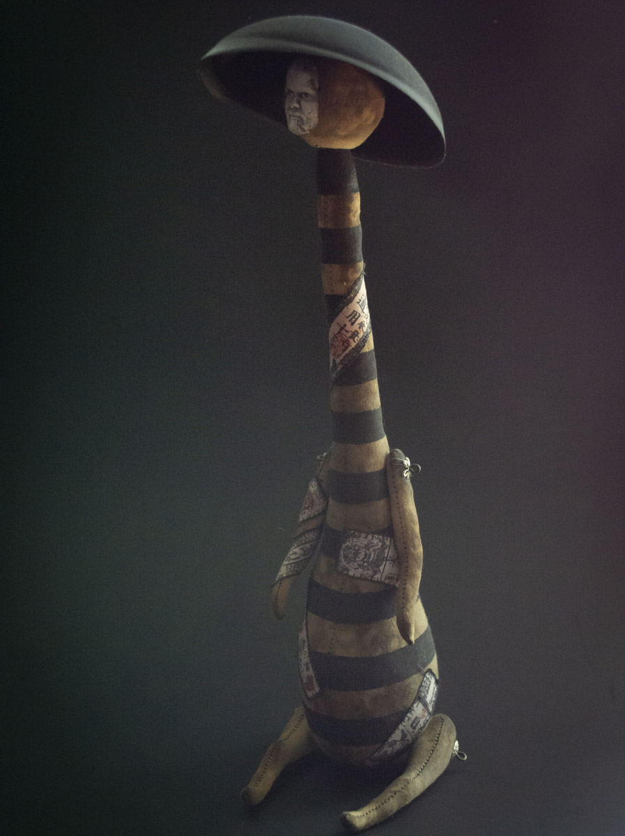 Мастерица Евгения Гурина создает своих Странников — уникальных кукол — вот уже 12 лет. Ни на что не похожие персонажи продолжают шокировать, удивлять, вызывать восторг, менять сознание. Для фестиваля ArtFlection в Москве автор разработала новую серию в желтом цвете, о которой рассказала «Ключ-Медиа».