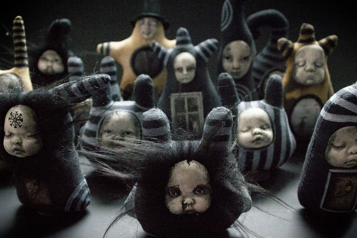 Мастерица Евгения Гурина создает своих Странников — уникальных кукол — вот уже 12 лет. Ни на что не похожие персонажи продолжают шокировать, удивлять, вызывать восторг, менять сознание. Для фестиваля ArtFlection в Москве автор разработала новую серию в желтом цвете, о которой рассказала «Ключ-Медиа».