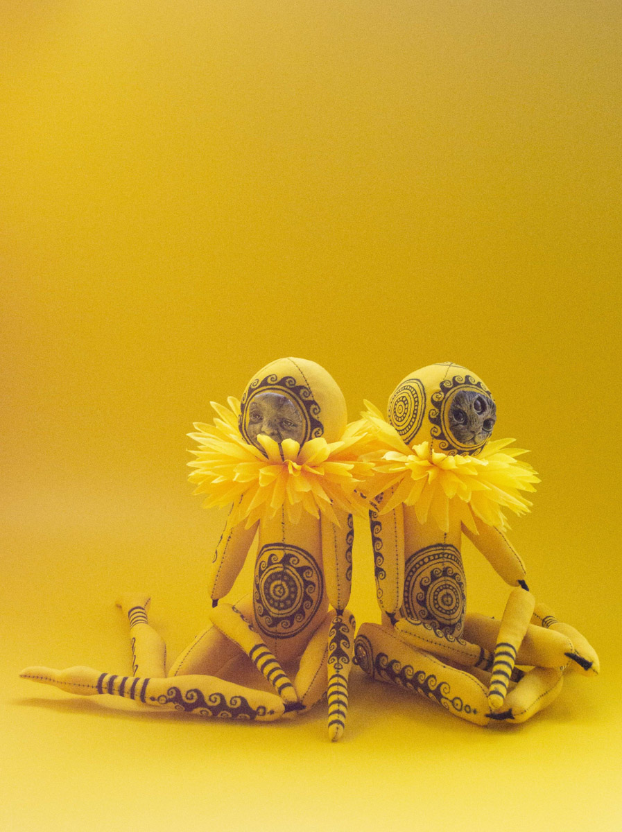 Мастерица Евгения Гурина создает своих Странников — уникальных кукол — вот уже 12 лет. Ни на что не похожие персонажи продолжают шокировать, удивлять, вызывать восторг, менять сознание. Для фестиваля ArtFlection в Москве автор разработала новую серию в желтом цвете, о которой рассказала «Ключ-Медиа».