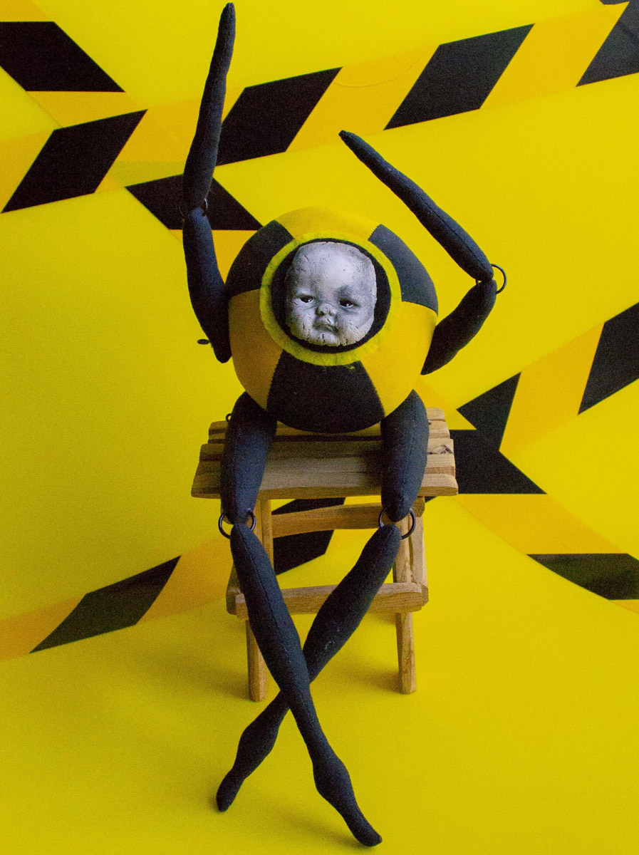 Мастерица Евгения Гурина создает своих Странников — уникальных кукол — вот уже 12 лет. Ни на что не похожие персонажи продолжают шокировать, удивлять, вызывать восторг, менять сознание. Для фестиваля ArtFlection в Москве автор разработала новую серию в желтом цвете, о которой рассказала «Ключ-Медиа».