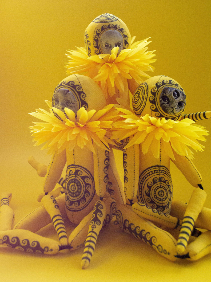 Мастерица Евгения Гурина создает своих Странников — уникальных кукол — вот уже 12 лет. Ни на что не похожие персонажи продолжают шокировать, удивлять, вызывать восторг, менять сознание. Для фестиваля ArtFlection в Москве автор разработала новую серию в желтом цвете, о которой рассказала «Ключ-Медиа».