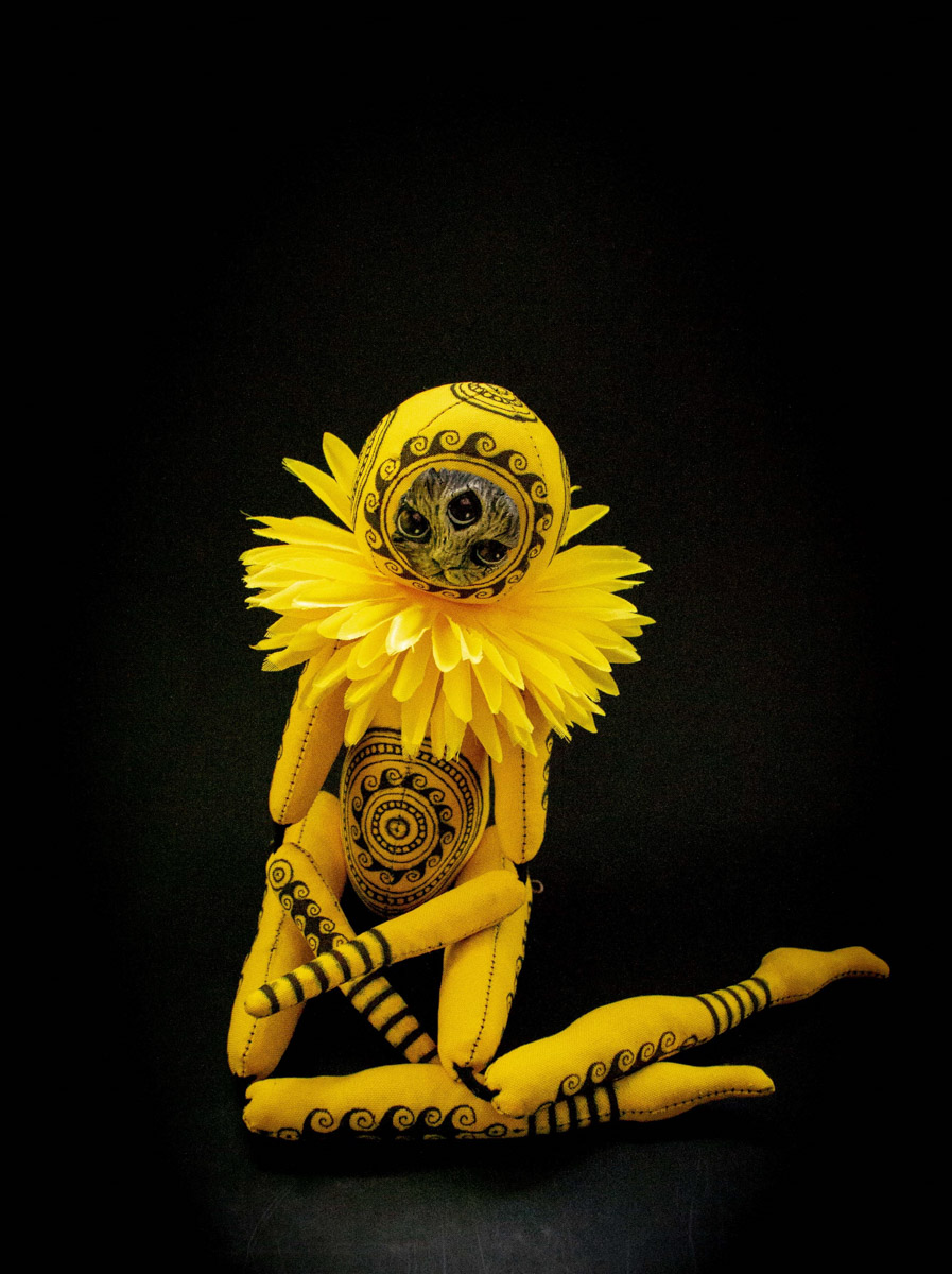 Мастерица Евгения Гурина создает своих Странников — уникальных кукол — вот уже 12 лет. Ни на что не похожие персонажи продолжают шокировать, удивлять, вызывать восторг, менять сознание. Для фестиваля ArtFlection в Москве автор разработала новую серию в желтом цвете, о которой рассказала «Ключ-Медиа».