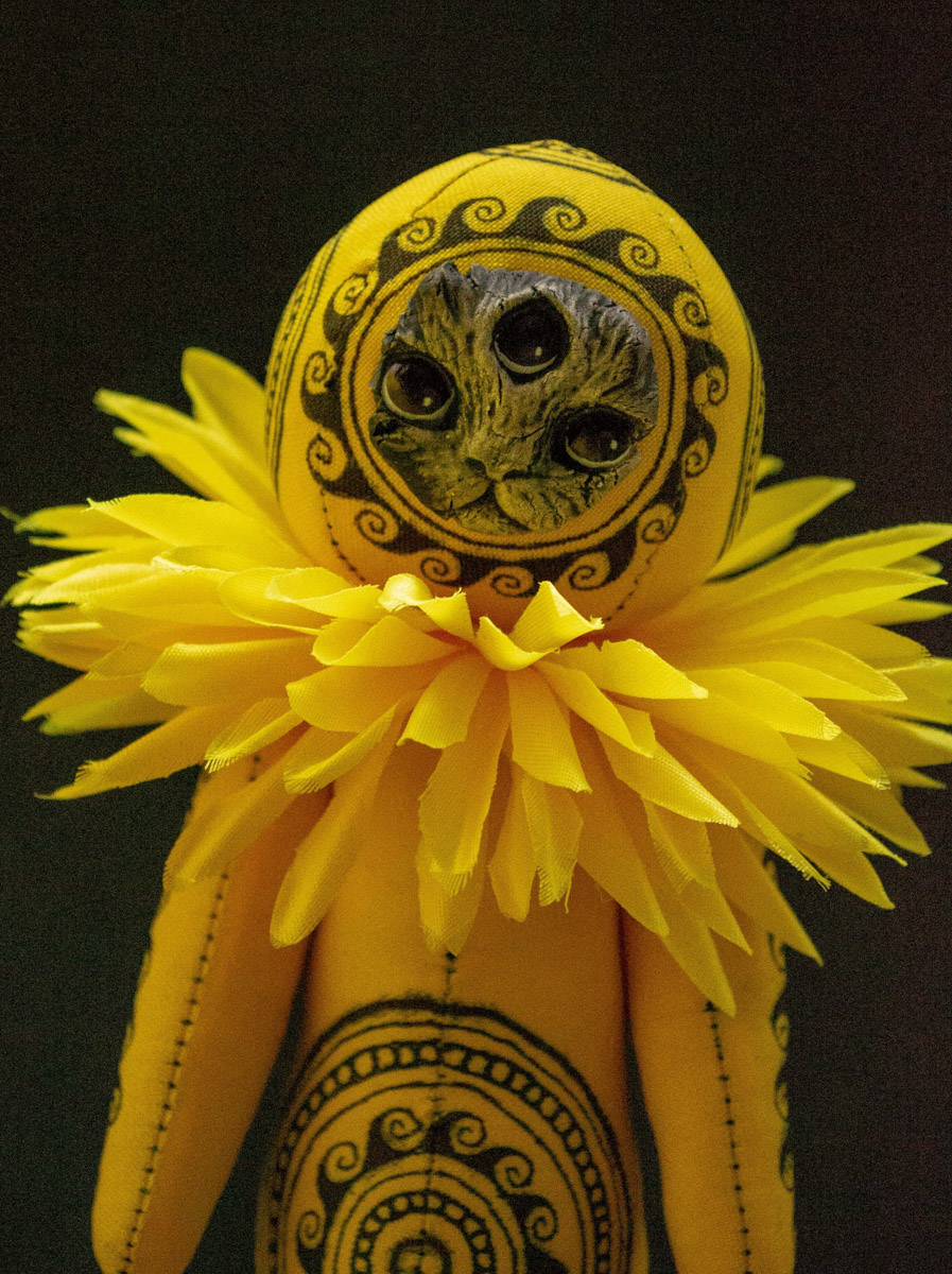 Мастерица Евгения Гурина создает своих Странников — уникальных кукол — вот уже 12 лет. Ни на что не похожие персонажи продолжают шокировать, удивлять, вызывать восторг, менять сознание. Для фестиваля ArtFlection в Москве автор разработала новую серию в желтом цвете, о которой рассказала «Ключ-Медиа».