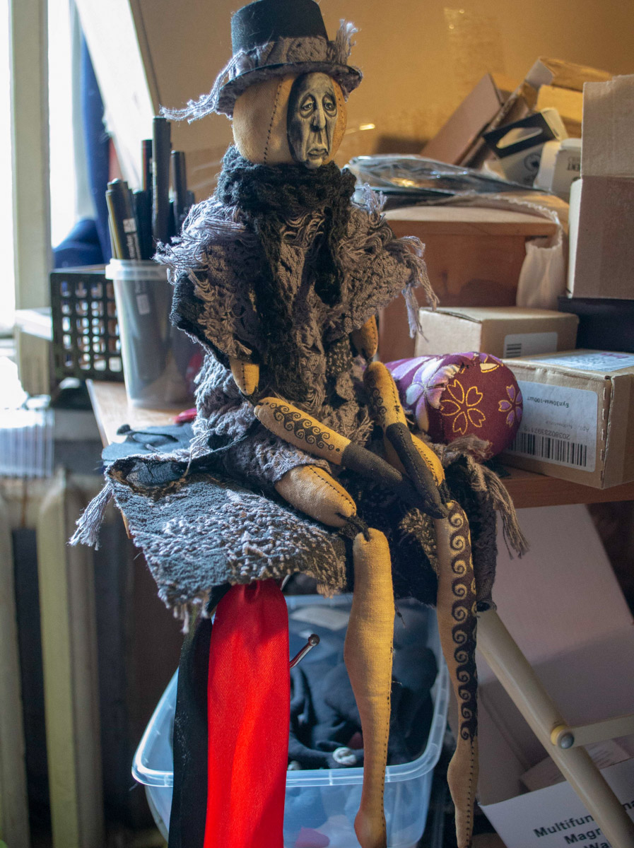 Мастерица Евгения Гурина создает своих Странников — уникальных кукол — вот уже 12 лет. Ни на что не похожие персонажи продолжают шокировать, удивлять, вызывать восторг, менять сознание. Для фестиваля ArtFlection в Москве автор разработала новую серию в желтом цвете, о которой рассказала «Ключ-Медиа».