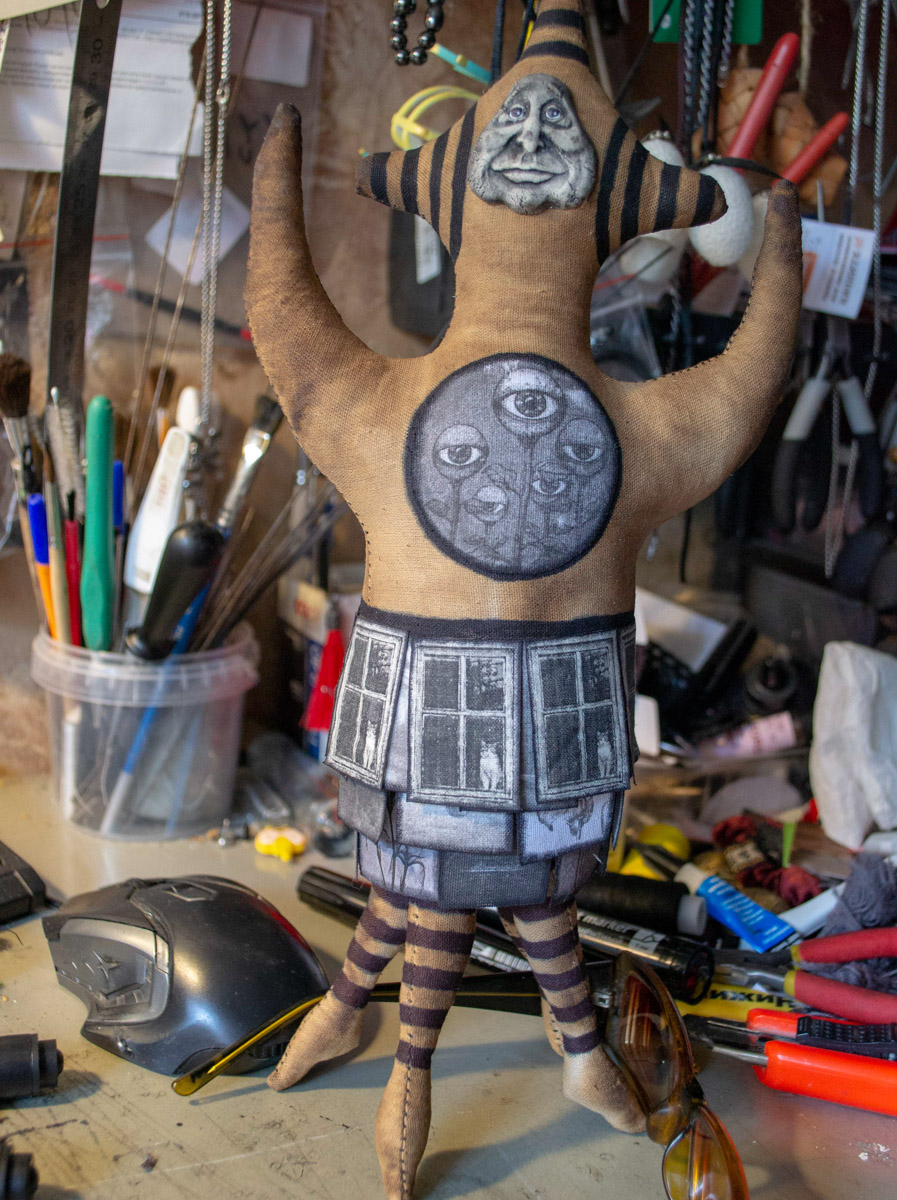 Мастерица Евгения Гурина создает своих Странников — уникальных кукол — вот уже 12 лет. Ни на что не похожие персонажи продолжают шокировать, удивлять, вызывать восторг, менять сознание. Для фестиваля ArtFlection в Москве автор разработала новую серию в желтом цвете, о которой рассказала «Ключ-Медиа».