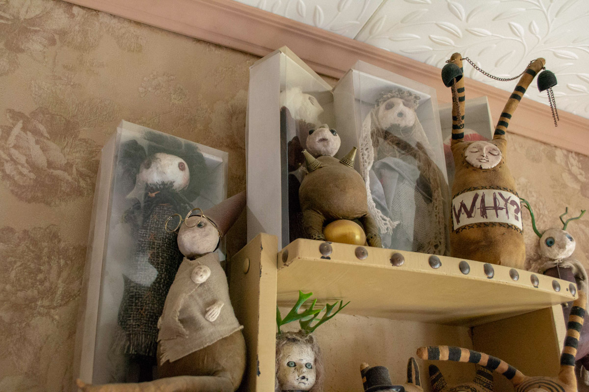 Мастерица Евгения Гурина создает своих Странников — уникальных кукол — вот уже 12 лет. Ни на что не похожие персонажи продолжают шокировать, удивлять, вызывать восторг, менять сознание. Для фестиваля ArtFlection в Москве автор разработала новую серию в желтом цвете, о которой рассказала «Ключ-Медиа».