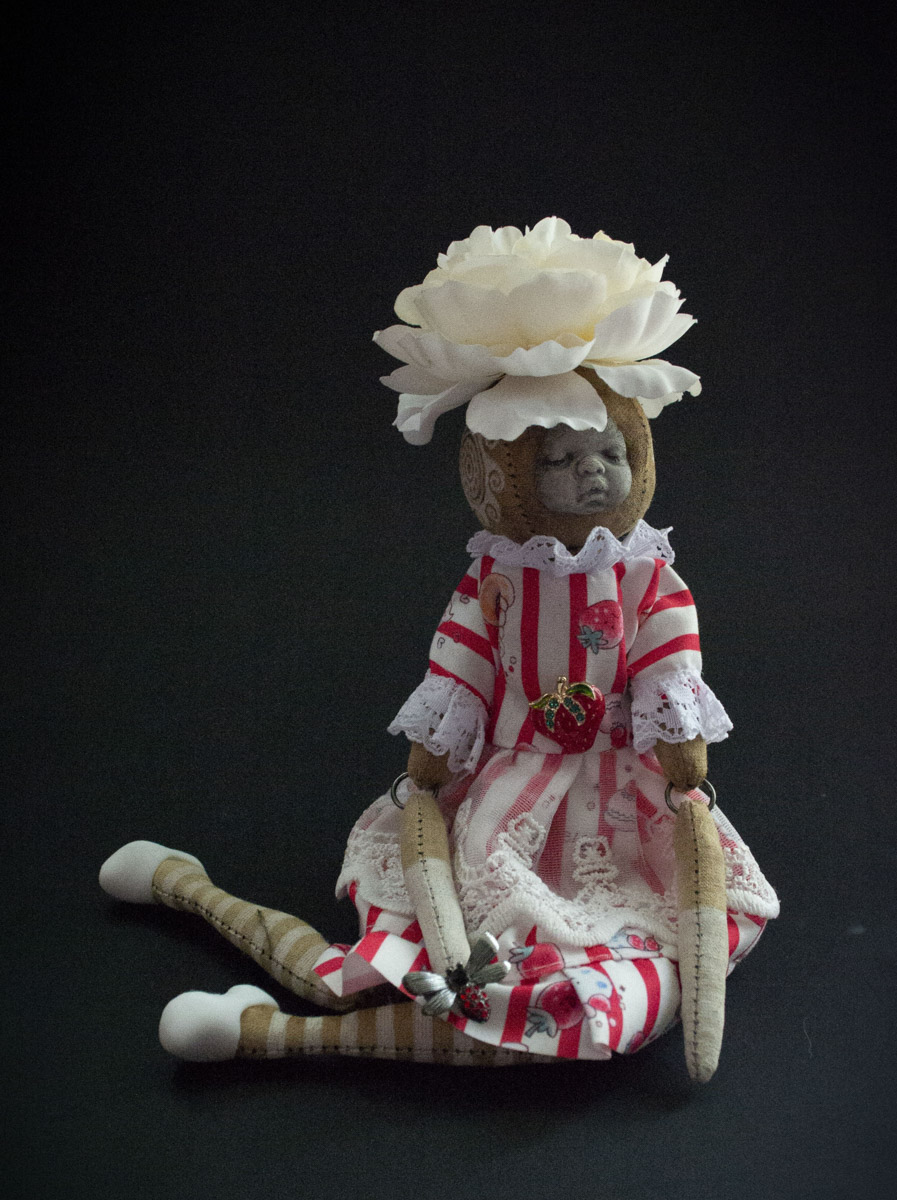 Мастерица Евгения Гурина создает своих Странников — уникальных кукол — вот уже 12 лет. Ни на что не похожие персонажи продолжают шокировать, удивлять, вызывать восторг, менять сознание. Для фестиваля ArtFlection в Москве автор разработала новую серию в желтом цвете, о которой рассказала «Ключ-Медиа».