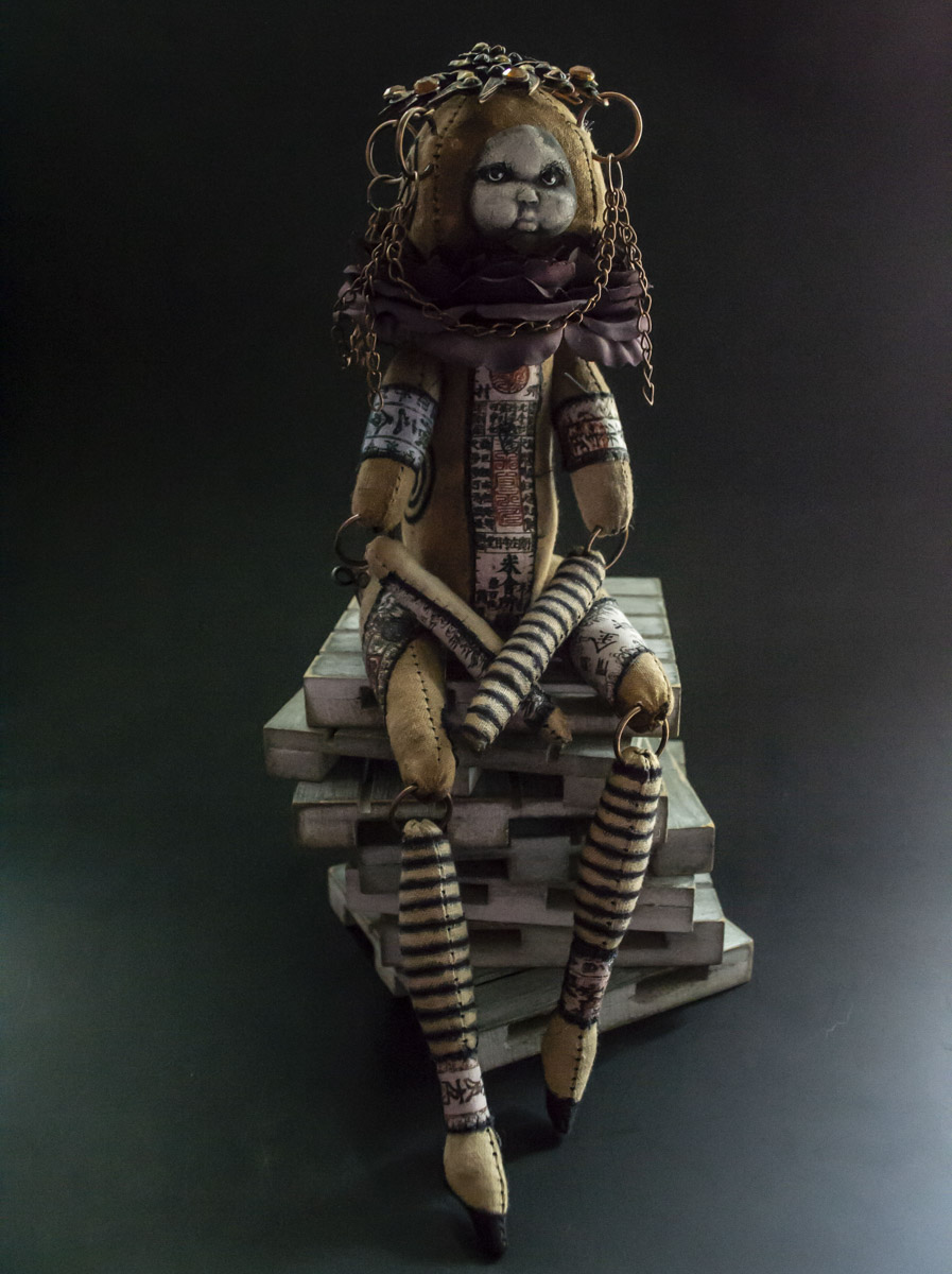 Мастерица Евгения Гурина создает своих Странников — уникальных кукол — вот уже 12 лет. Ни на что не похожие персонажи продолжают шокировать, удивлять, вызывать восторг, менять сознание. Для фестиваля ArtFlection в Москве автор разработала новую серию в желтом цвете, о которой рассказала «Ключ-Медиа».