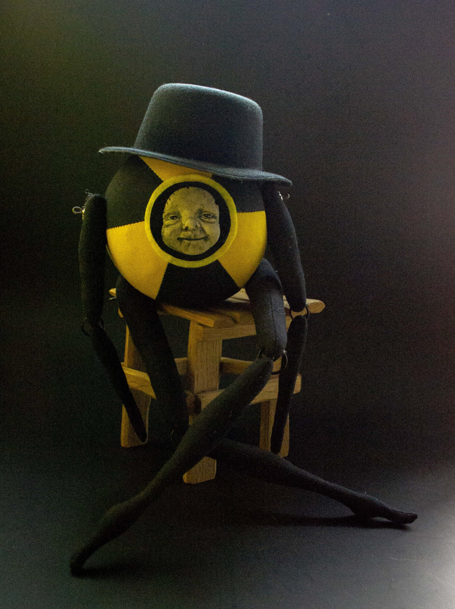 Мастерица Евгения Гурина создает своих Странников — уникальных кукол — вот уже 12 лет. Ни на что не похожие персонажи продолжают шокировать, удивлять, вызывать восторг, менять сознание. Для фестиваля ArtFlection в Москве автор разработала новую серию в желтом цвете, о которой рассказала «Ключ-Медиа».