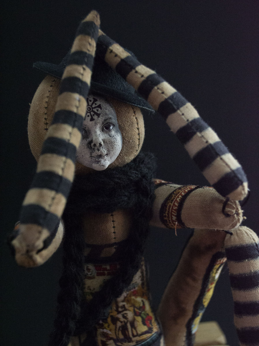 Мастерица Евгения Гурина создает своих Странников — уникальных кукол — вот уже 12 лет. Ни на что не похожие персонажи продолжают шокировать, удивлять, вызывать восторг, менять сознание. Для фестиваля ArtFlection в Москве автор разработала новую серию в желтом цвете, о которой рассказала «Ключ-Медиа».