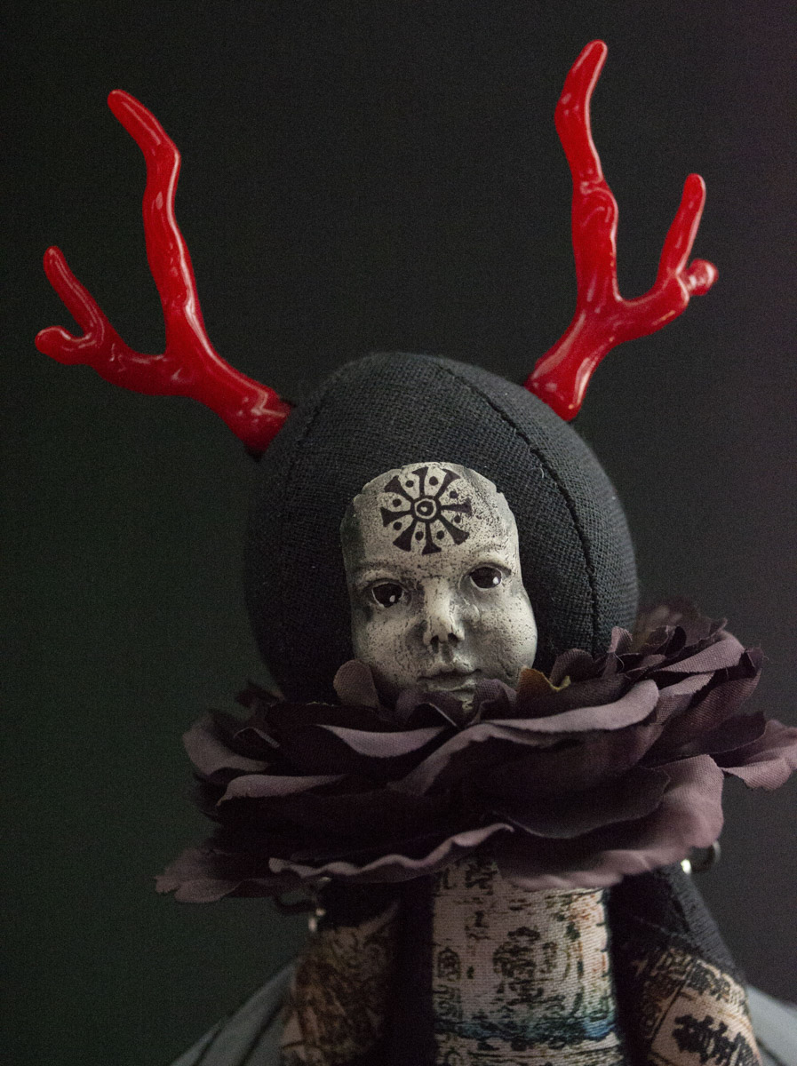 Мастерица Евгения Гурина создает своих Странников — уникальных кукол — вот уже 12 лет. Ни на что не похожие персонажи продолжают шокировать, удивлять, вызывать восторг, менять сознание. Для фестиваля ArtFlection в Москве автор разработала новую серию в желтом цвете, о которой рассказала «Ключ-Медиа».