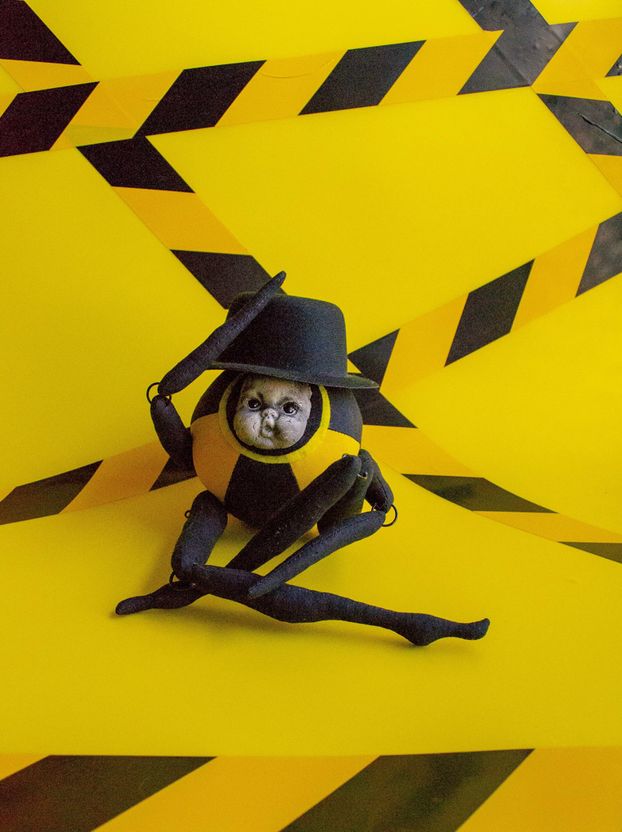 Мастерица Евгения Гурина создает своих Странников — уникальных кукол — вот уже 12 лет. Ни на что не похожие персонажи продолжают шокировать, удивлять, вызывать восторг, менять сознание. Для фестиваля ArtFlection в Москве автор разработала новую серию в желтом цвете, о которой рассказала «Ключ-Медиа».